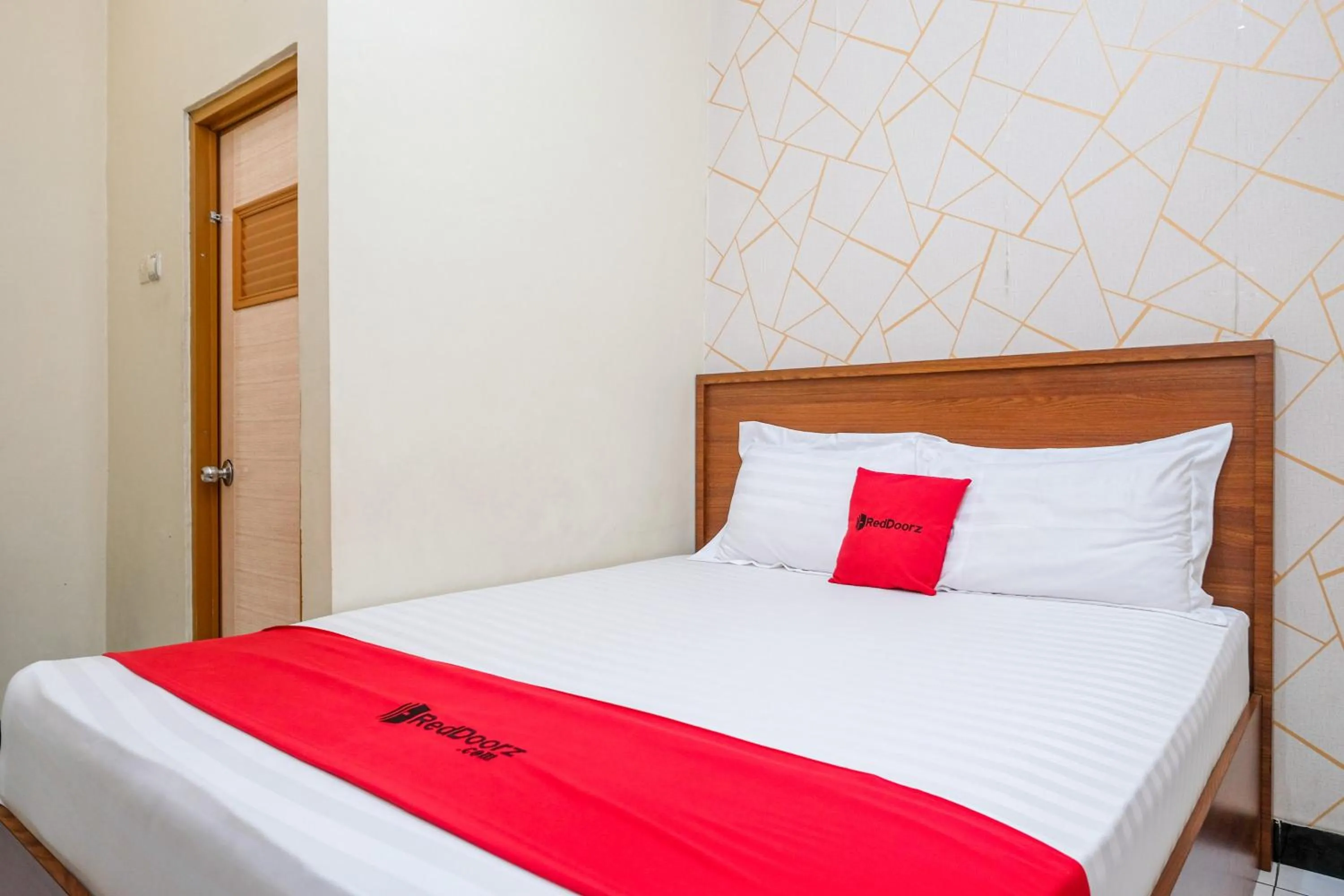 Bedroom, Bed in RedDoorz near GOR Satria 3