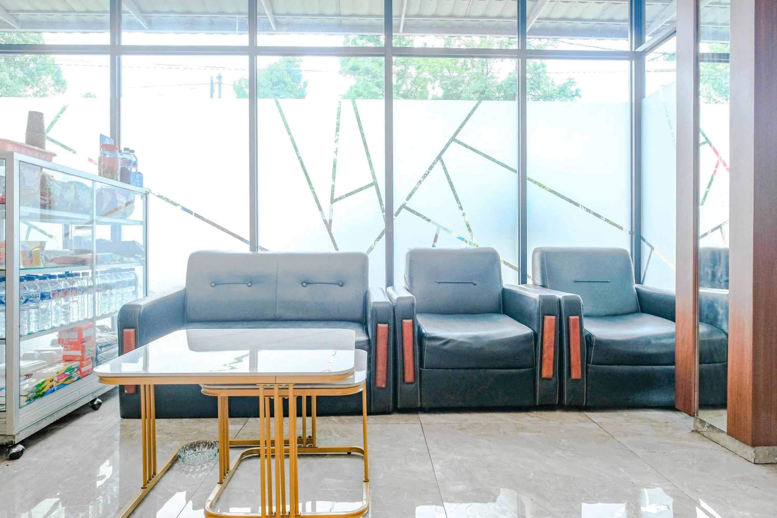 Seating area in RedDoorz near GOR Satria 3