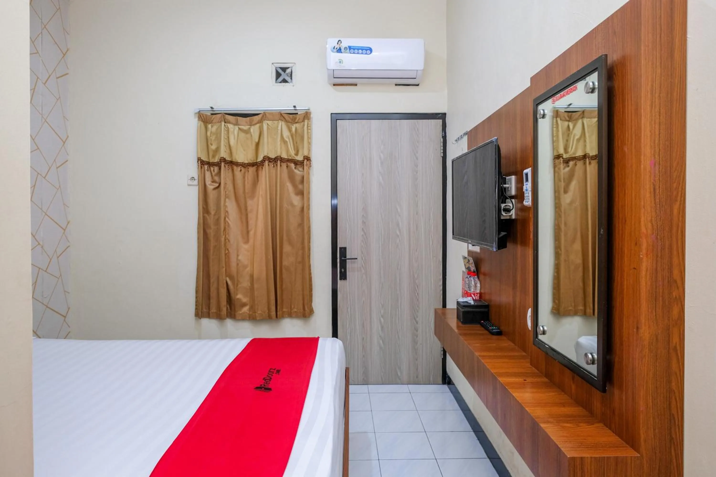 Bedroom, Bed in RedDoorz near GOR Satria 3
