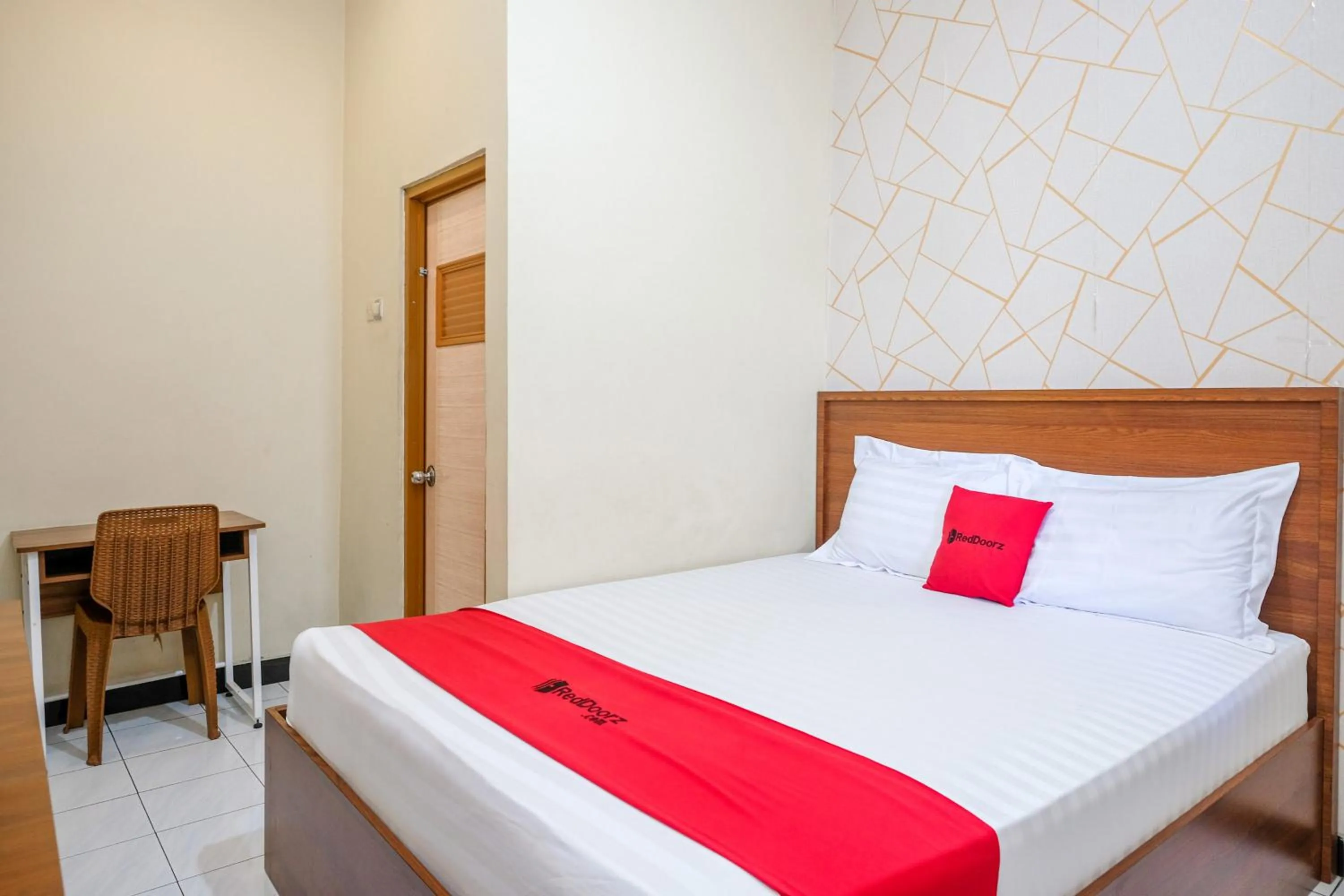 Bedroom, Bed in RedDoorz near GOR Satria 3