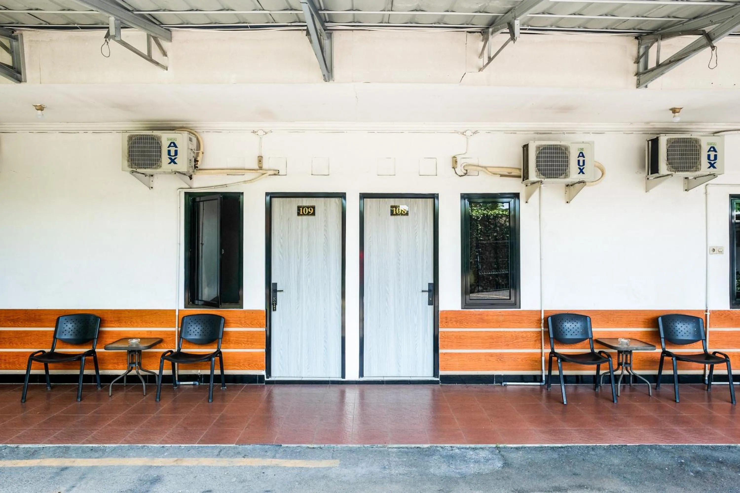 Property building in RedDoorz near GOR Satria 3