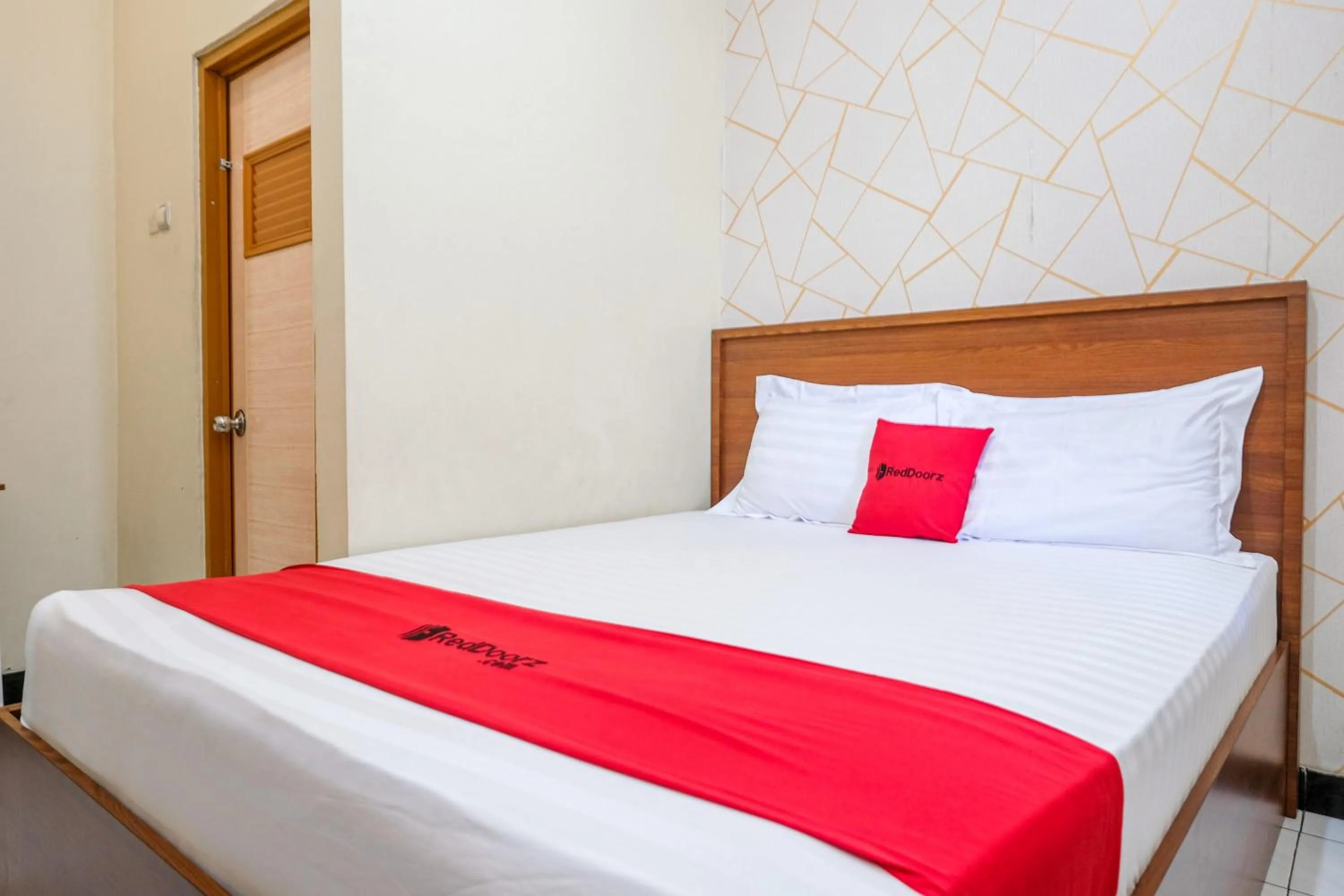 Bedroom, Bed in RedDoorz near GOR Satria 3