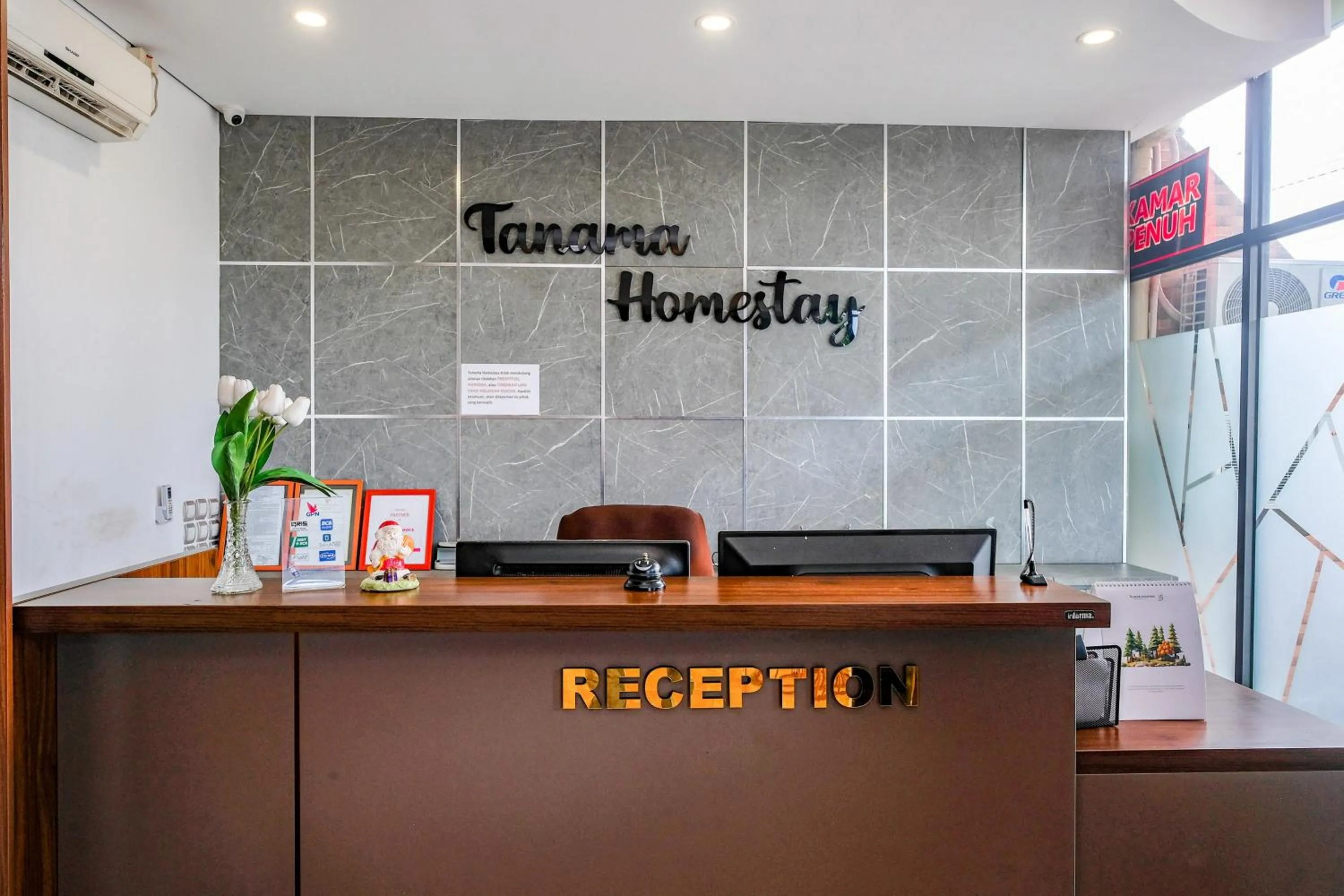 Lobby or reception in RedDoorz near GOR Satria 3