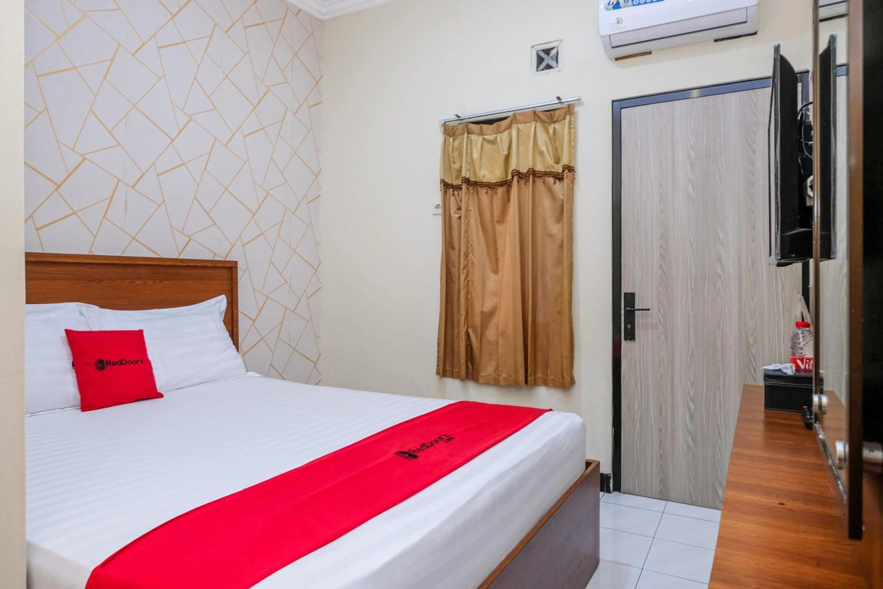 Bedroom, Bed in RedDoorz near GOR Satria 3