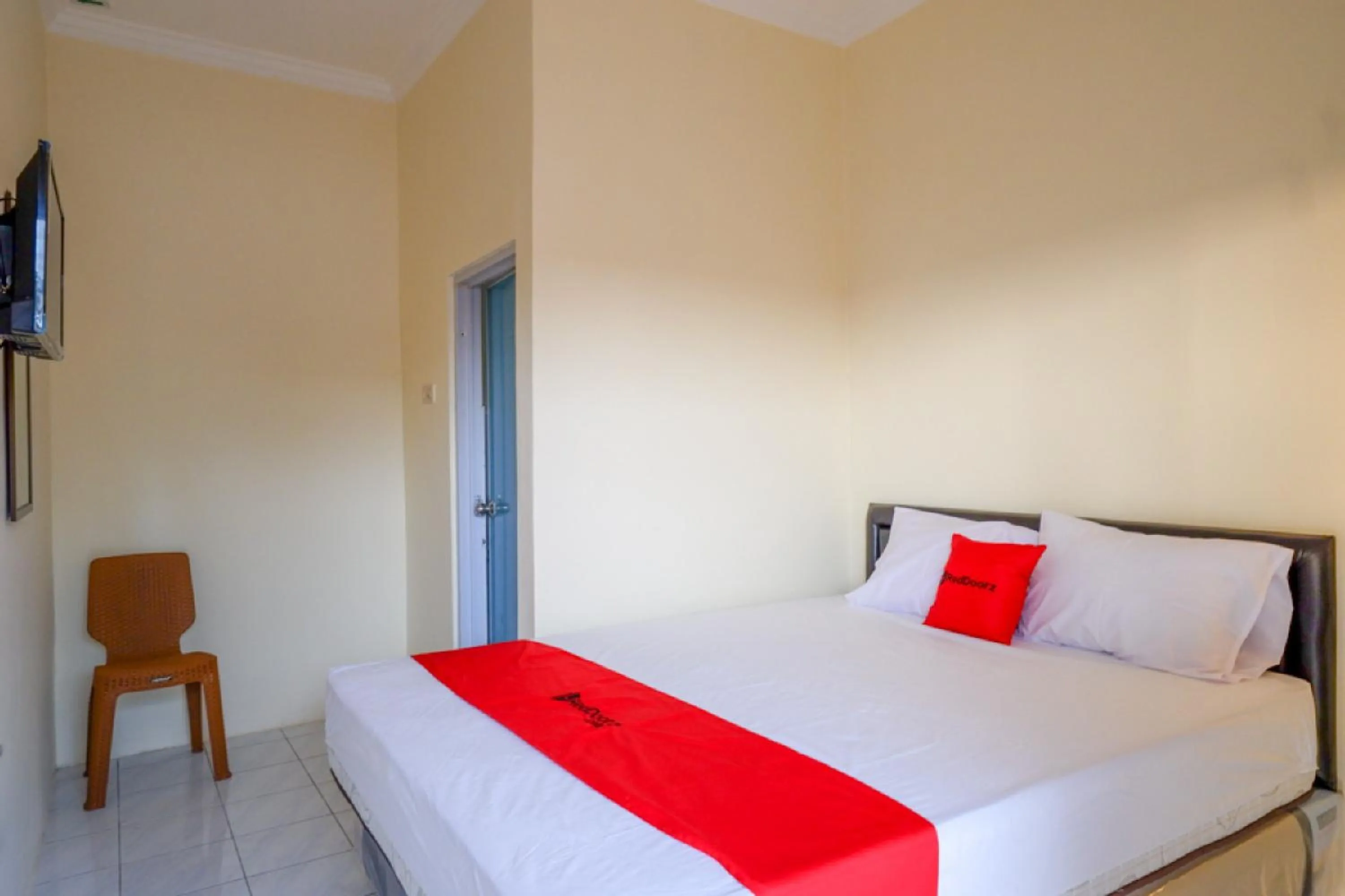 Bedroom, Bed in RedDoorz near GOR Satria 3