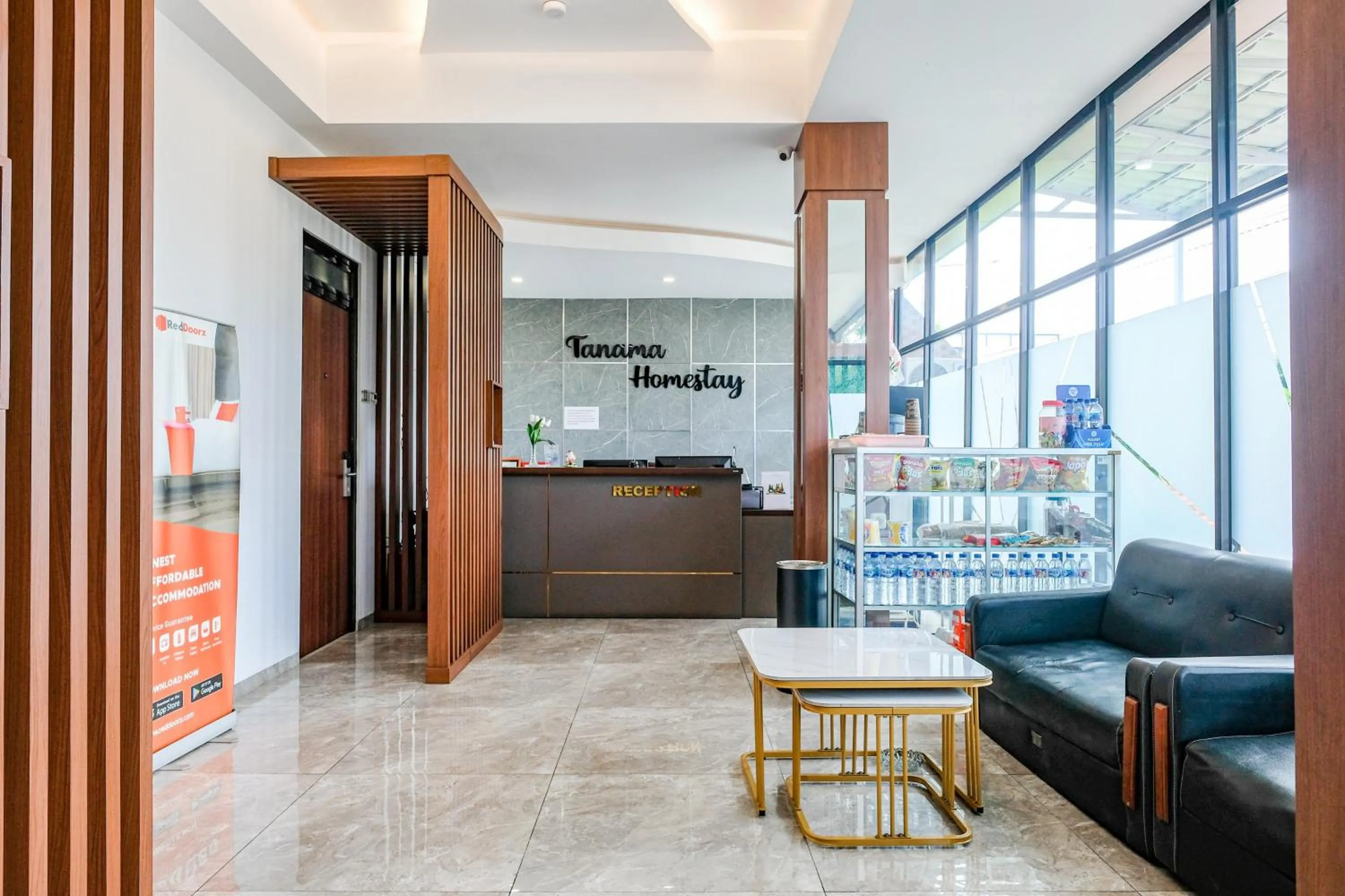 Lobby or reception in RedDoorz near GOR Satria 3