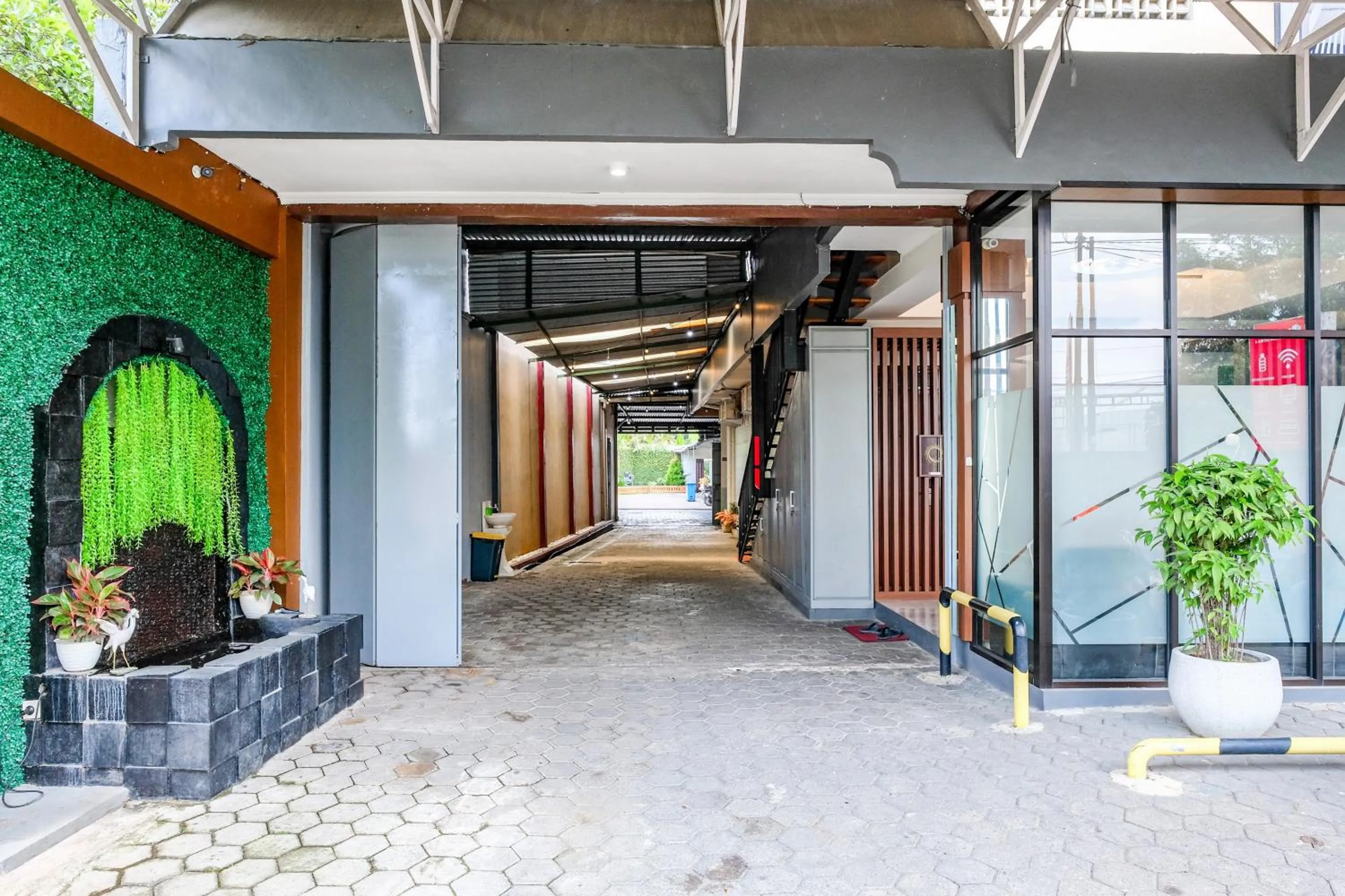 Facade/entrance in RedDoorz near GOR Satria 3