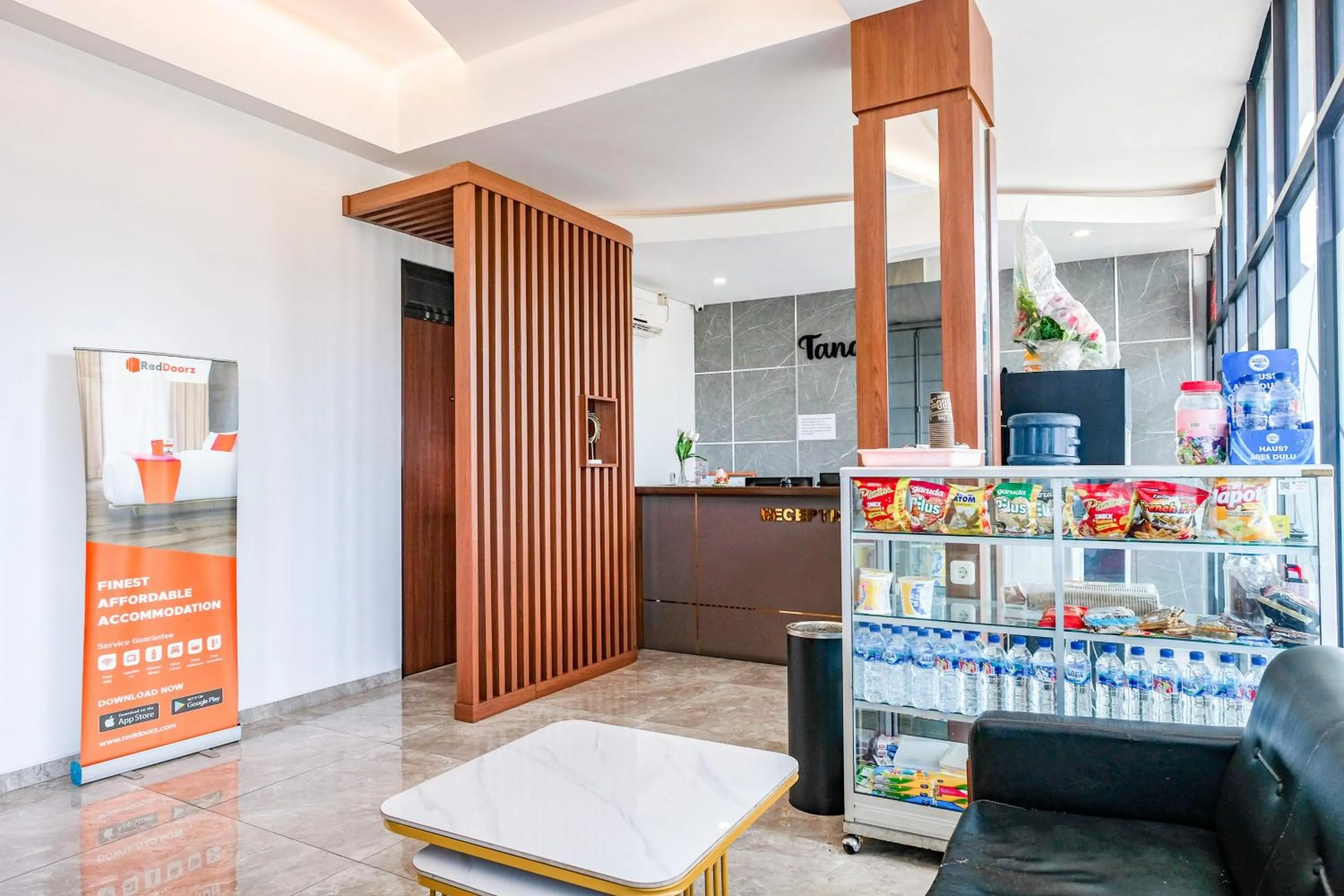 Lobby or reception in RedDoorz near GOR Satria 3