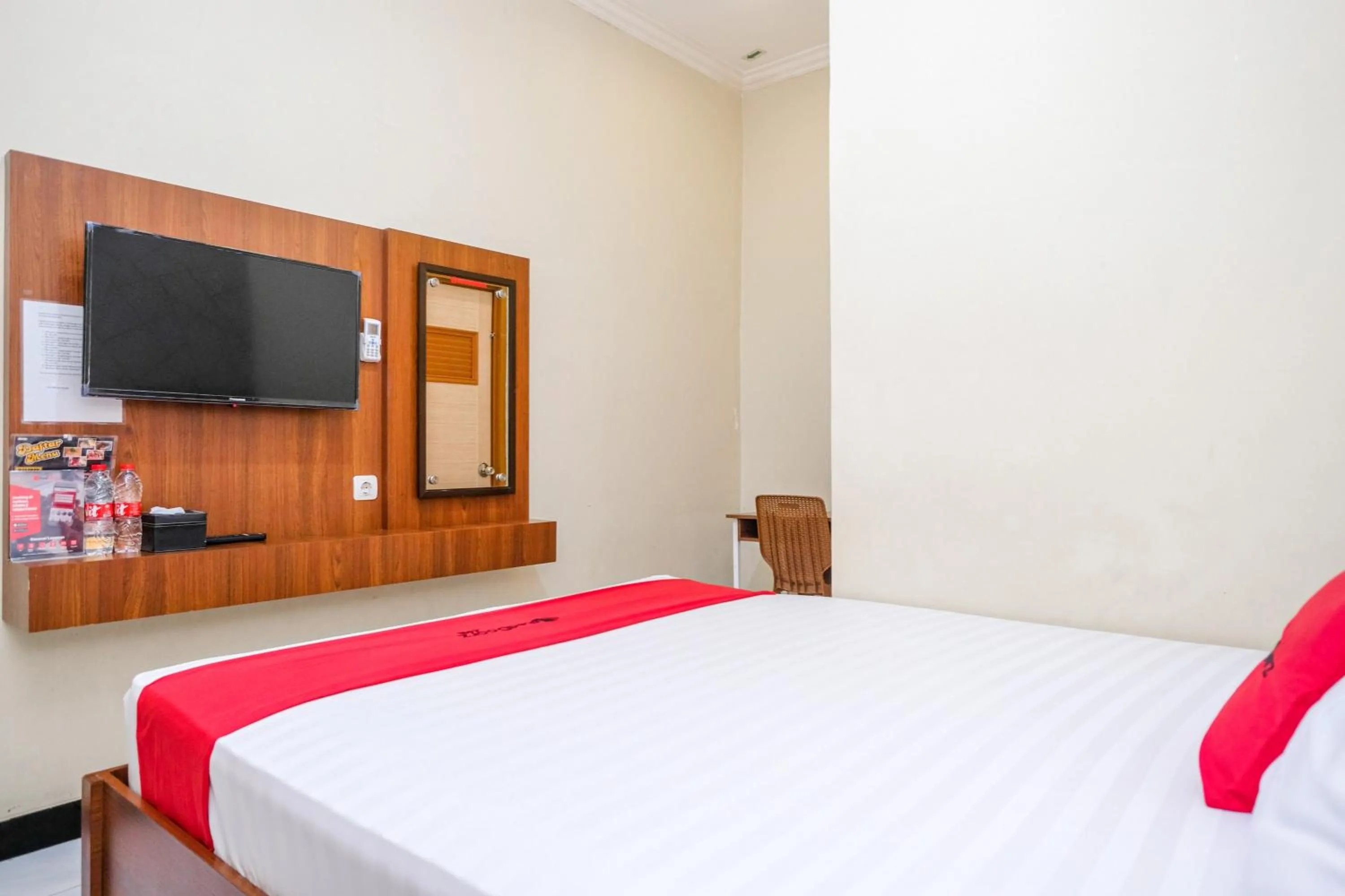 Bedroom, Bed in RedDoorz near GOR Satria 3