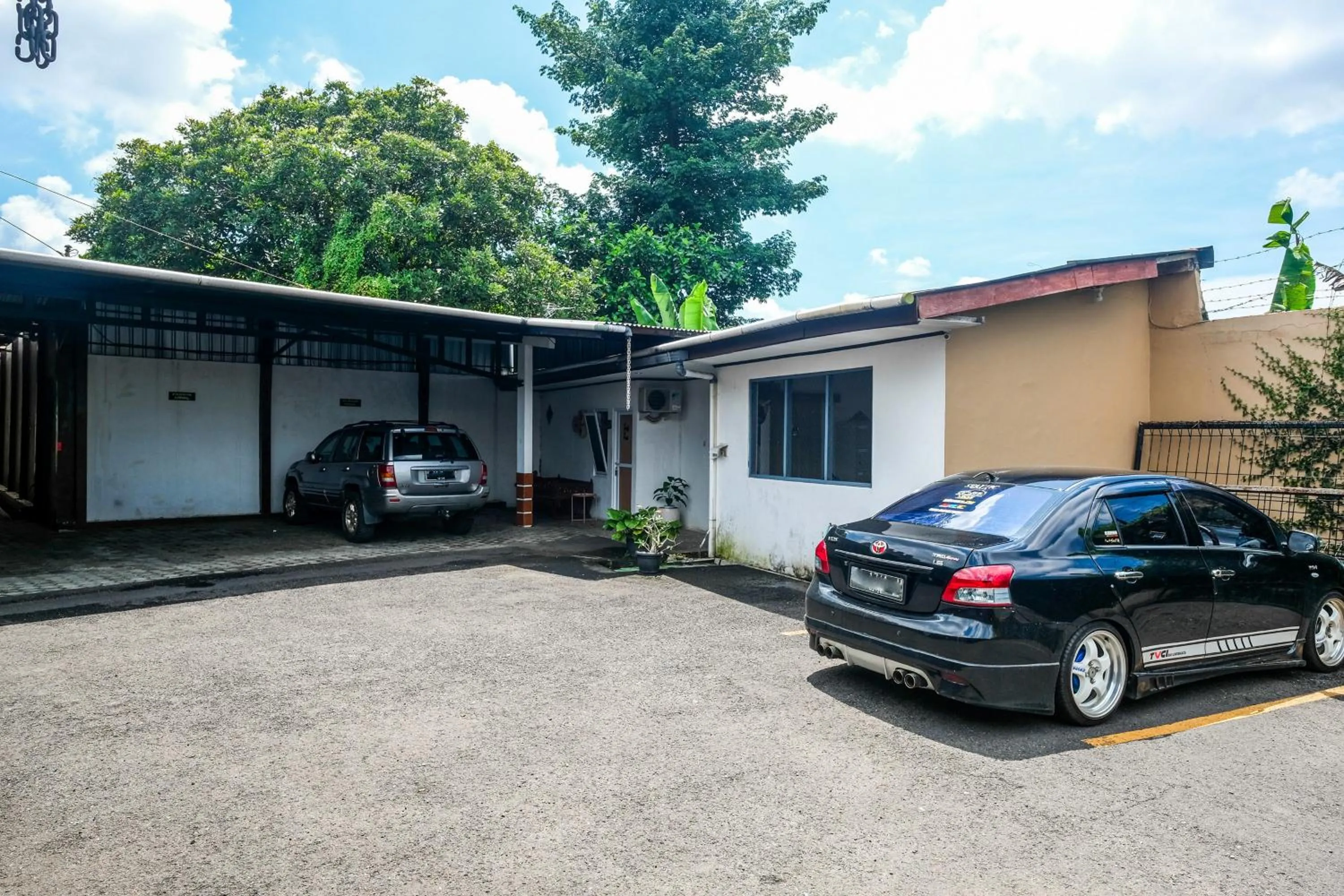 Parking in RedDoorz near GOR Satria 3