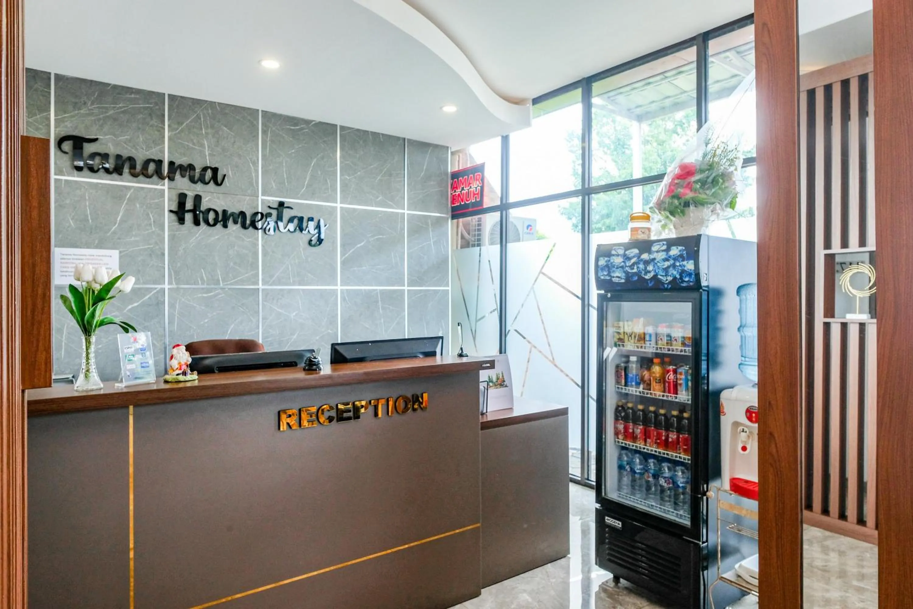 Lobby or reception in RedDoorz near GOR Satria 3