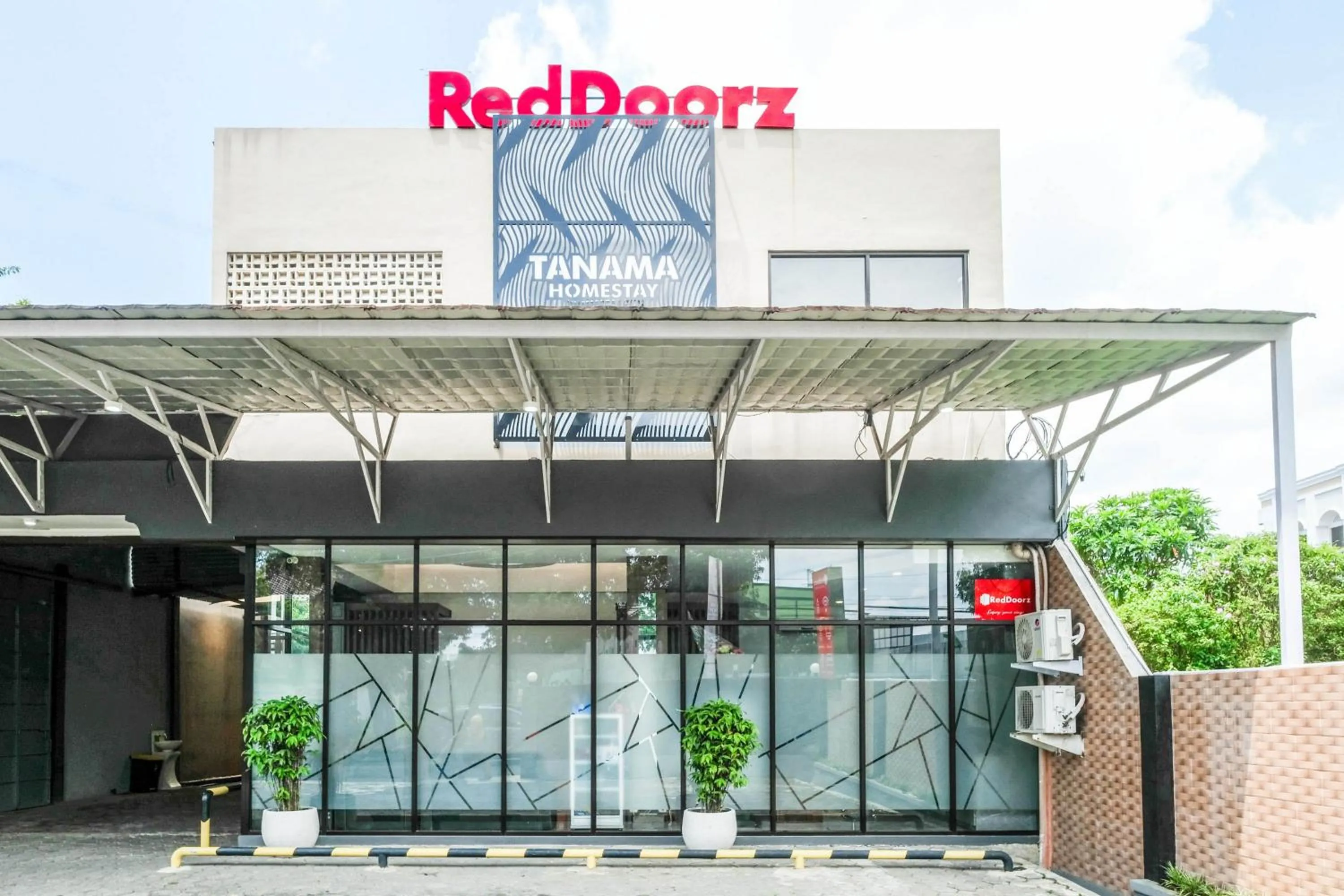 Facade/entrance in RedDoorz near GOR Satria 3