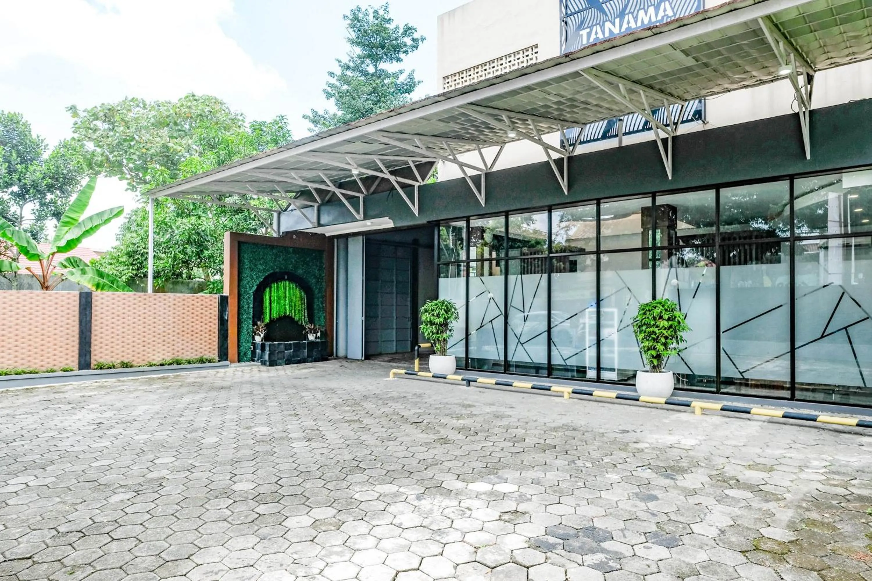 Facade/entrance in RedDoorz near GOR Satria 3