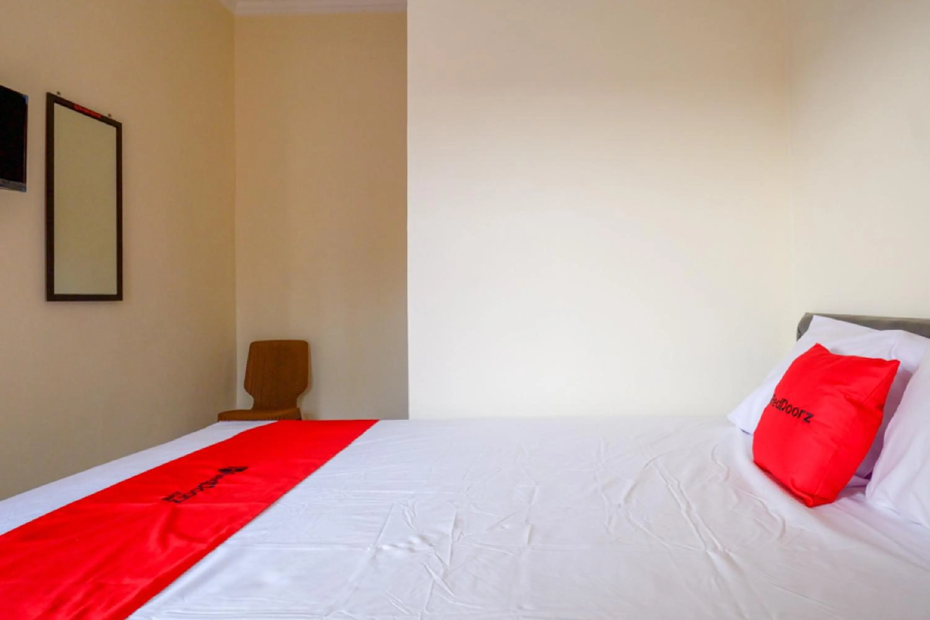 Bedroom, Bed in RedDoorz near GOR Satria 3