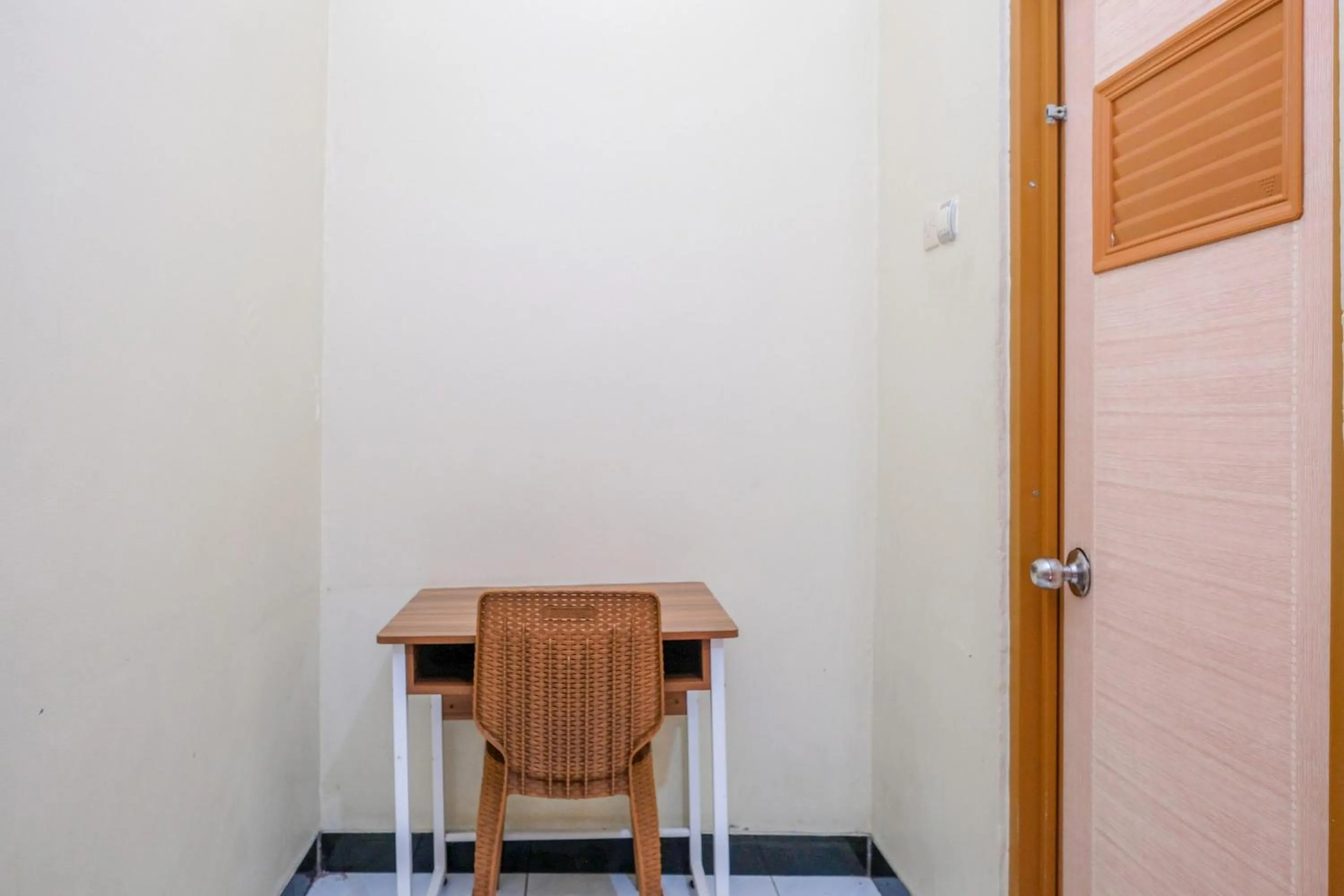 Seating area in RedDoorz near GOR Satria 3