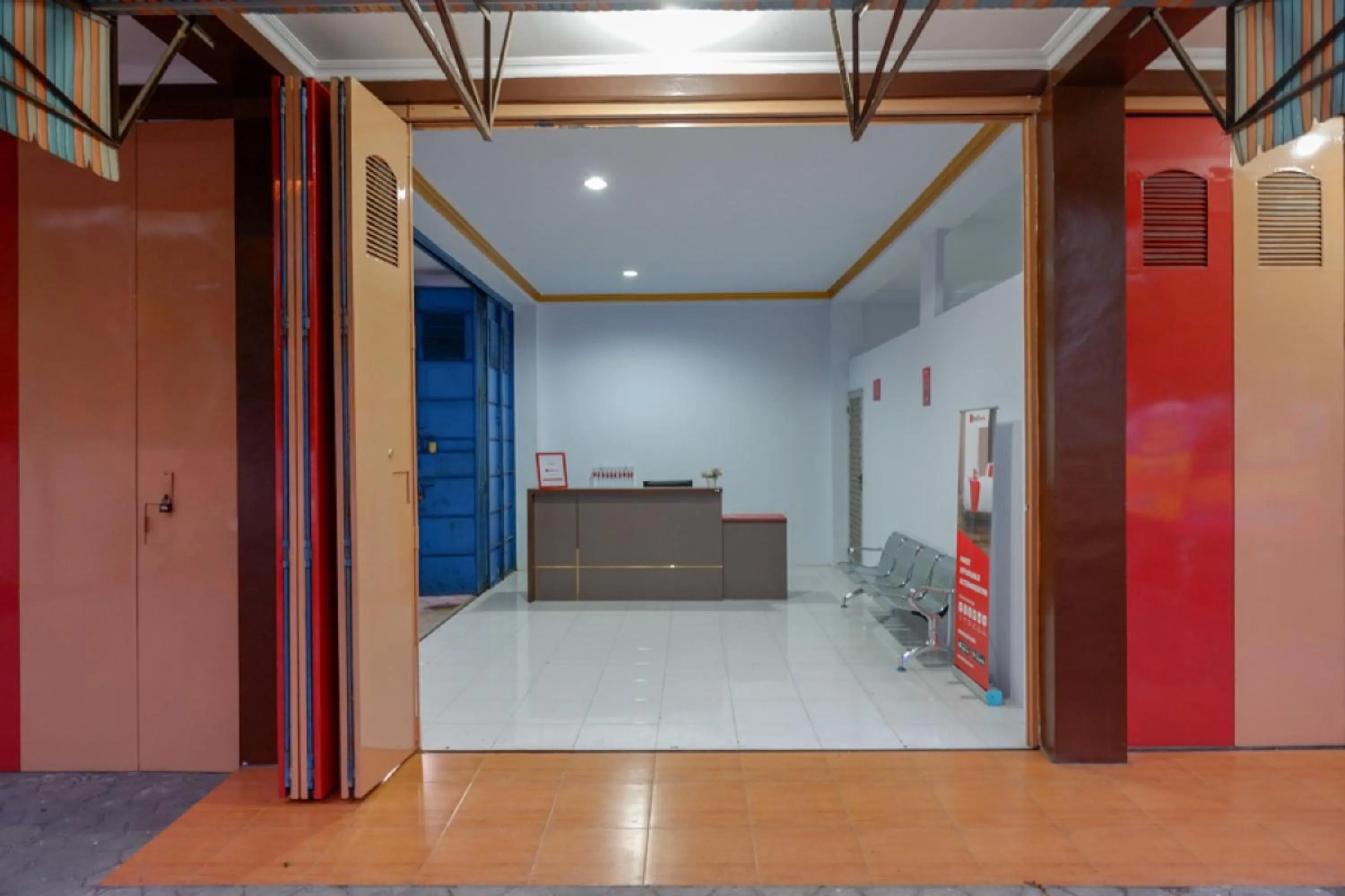 Lobby or reception in RedDoorz near GOR Satria 3