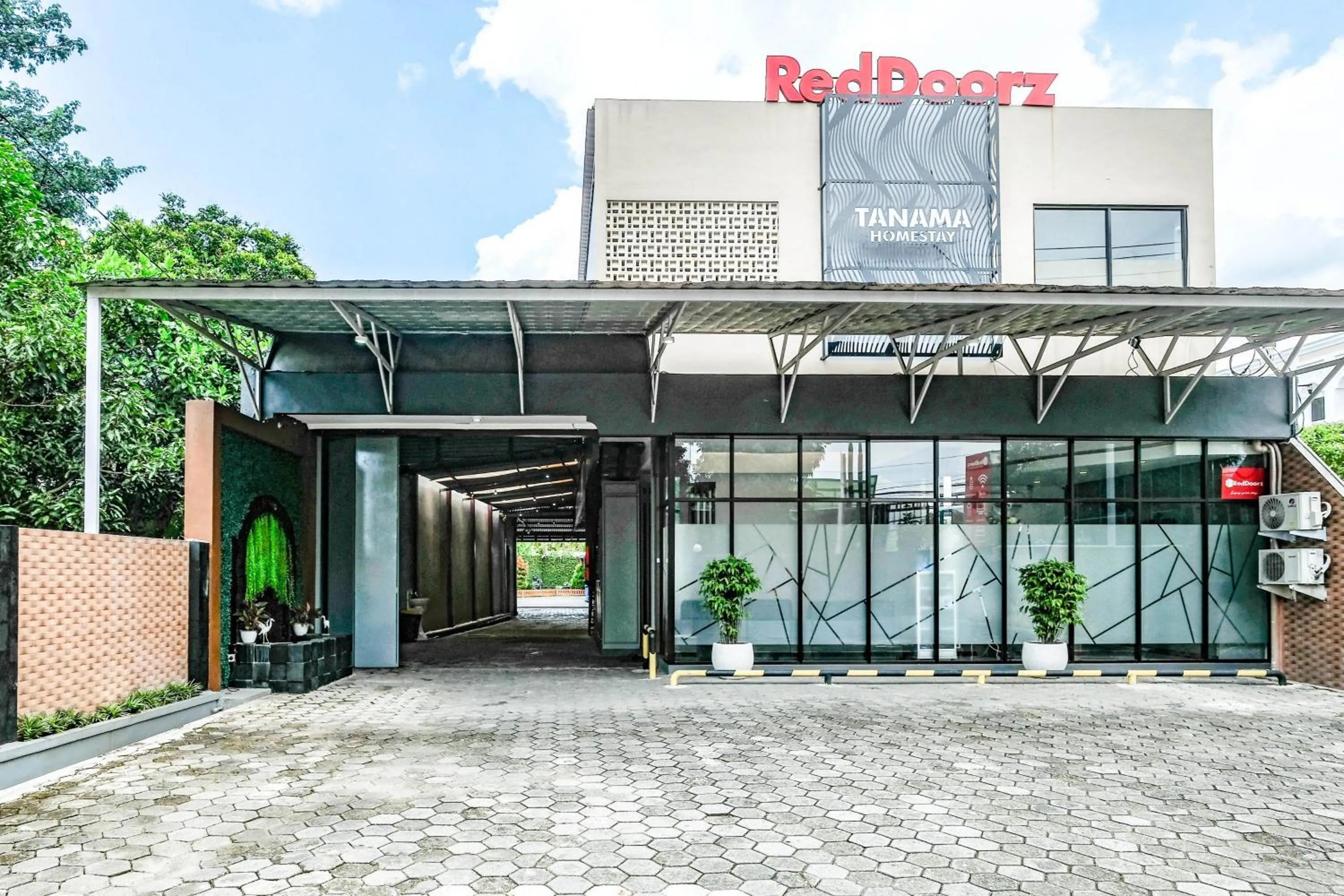 Facade/entrance in RedDoorz near GOR Satria 3