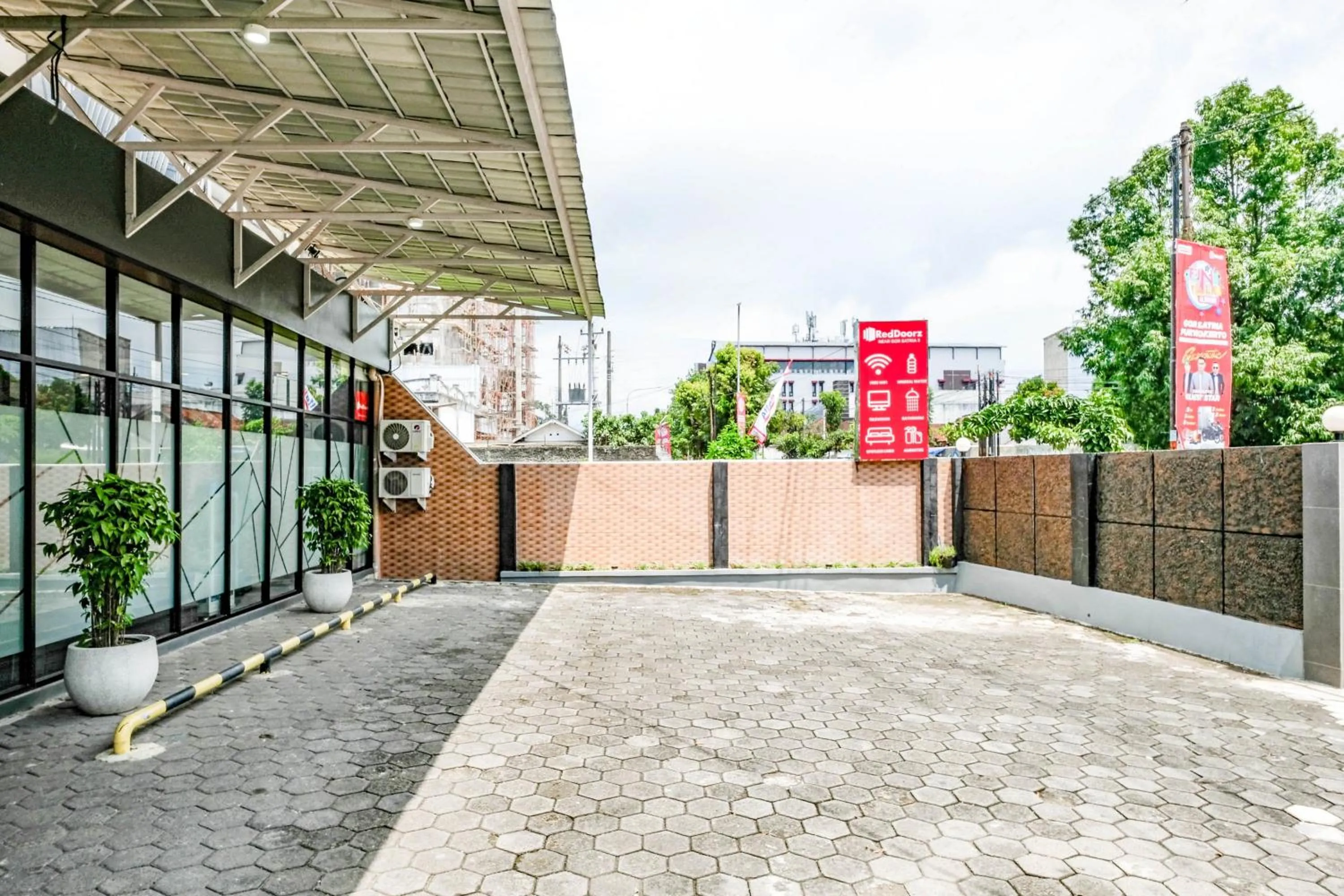 Parking in RedDoorz near GOR Satria 3