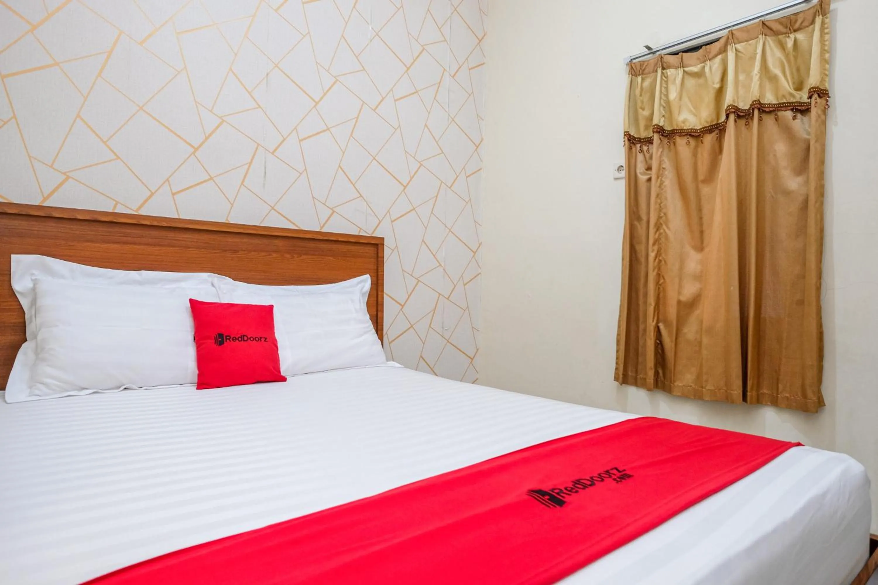 Bedroom, Bed in RedDoorz near GOR Satria 3