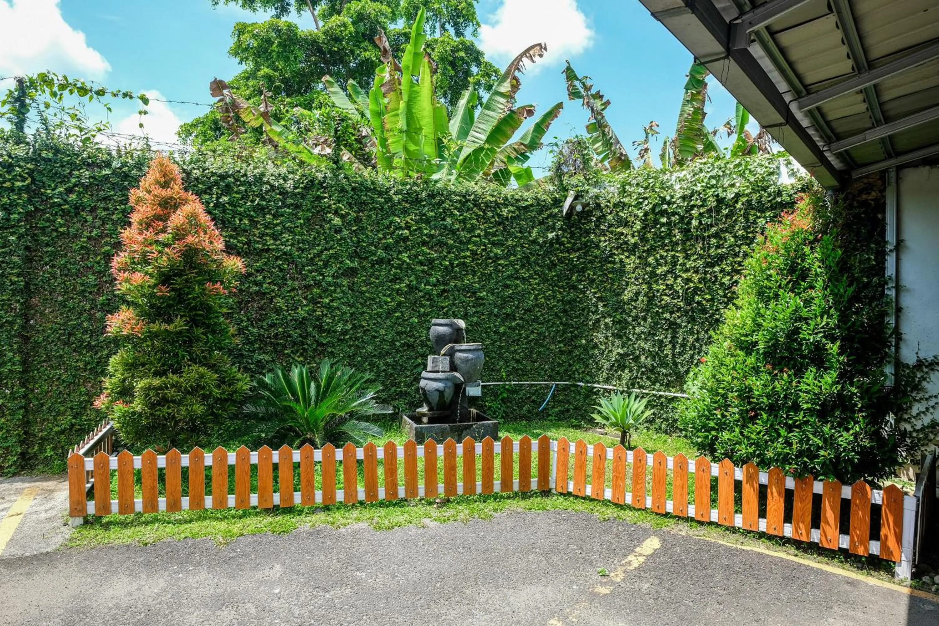 Property building in RedDoorz near GOR Satria 3