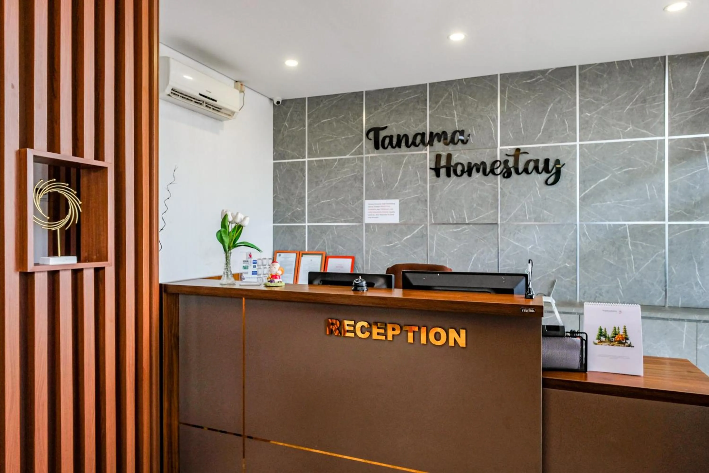 Lobby or reception in RedDoorz near GOR Satria 3