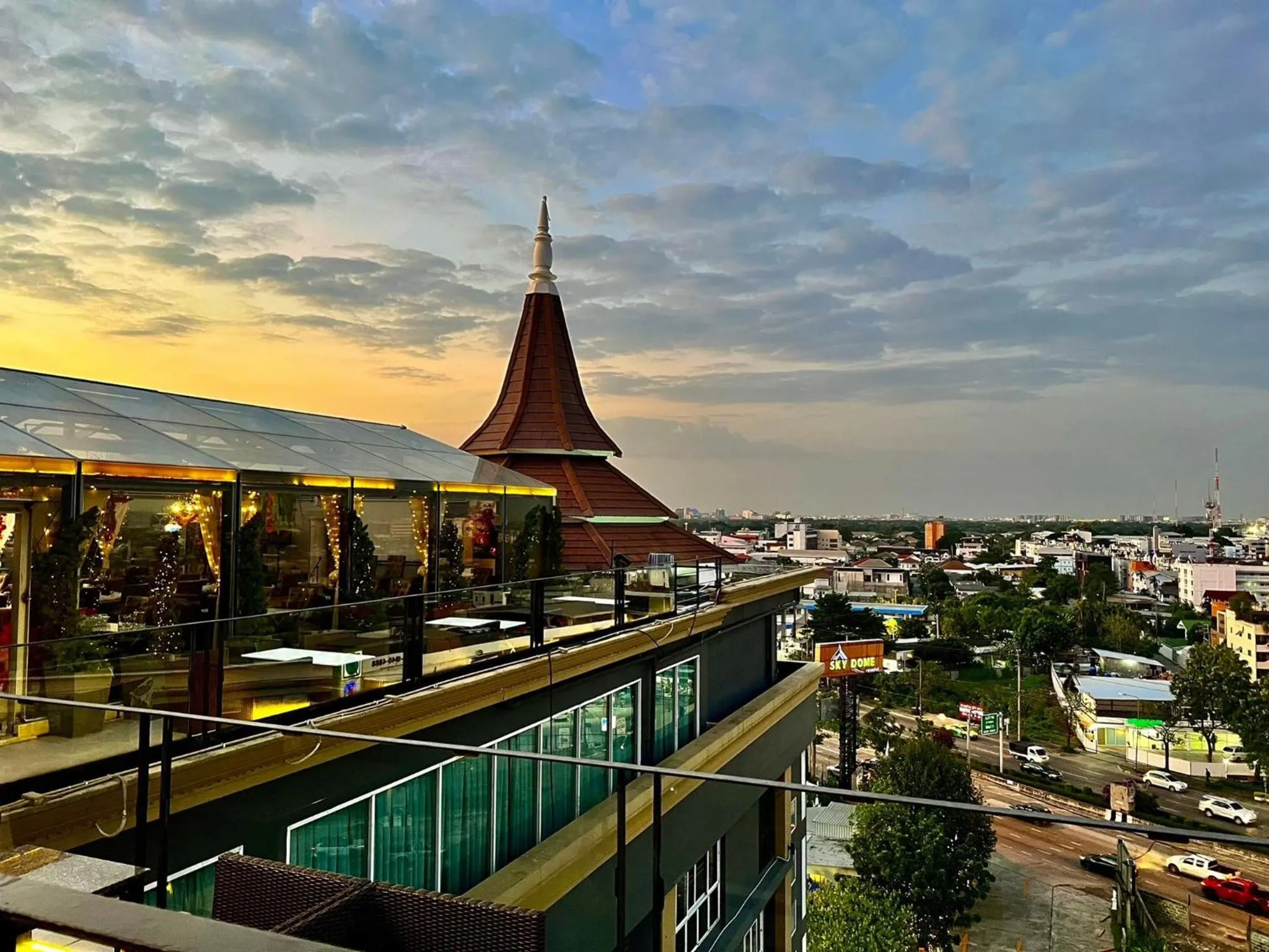 Restaurant/places to eat in Sky dome resotel - โรงแรมสกายโดม รีโซเทล