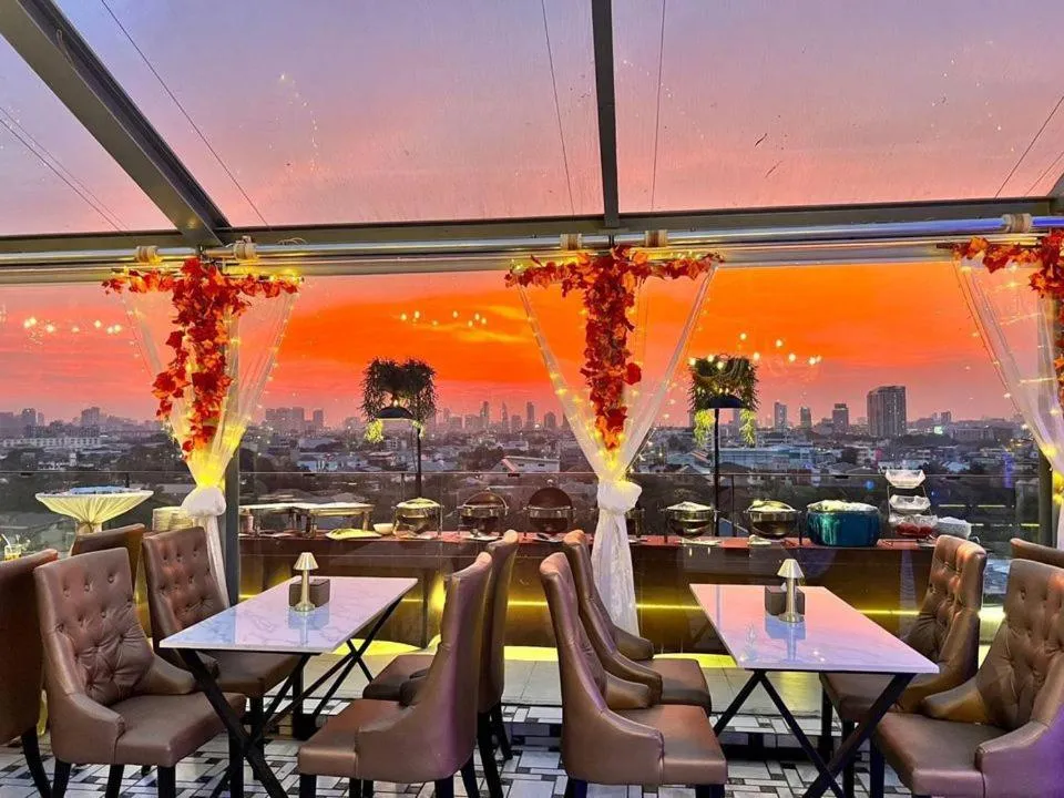 Restaurant/places to eat in Sky dome resotel - โรงแรมสกายโดม รีโซเทล