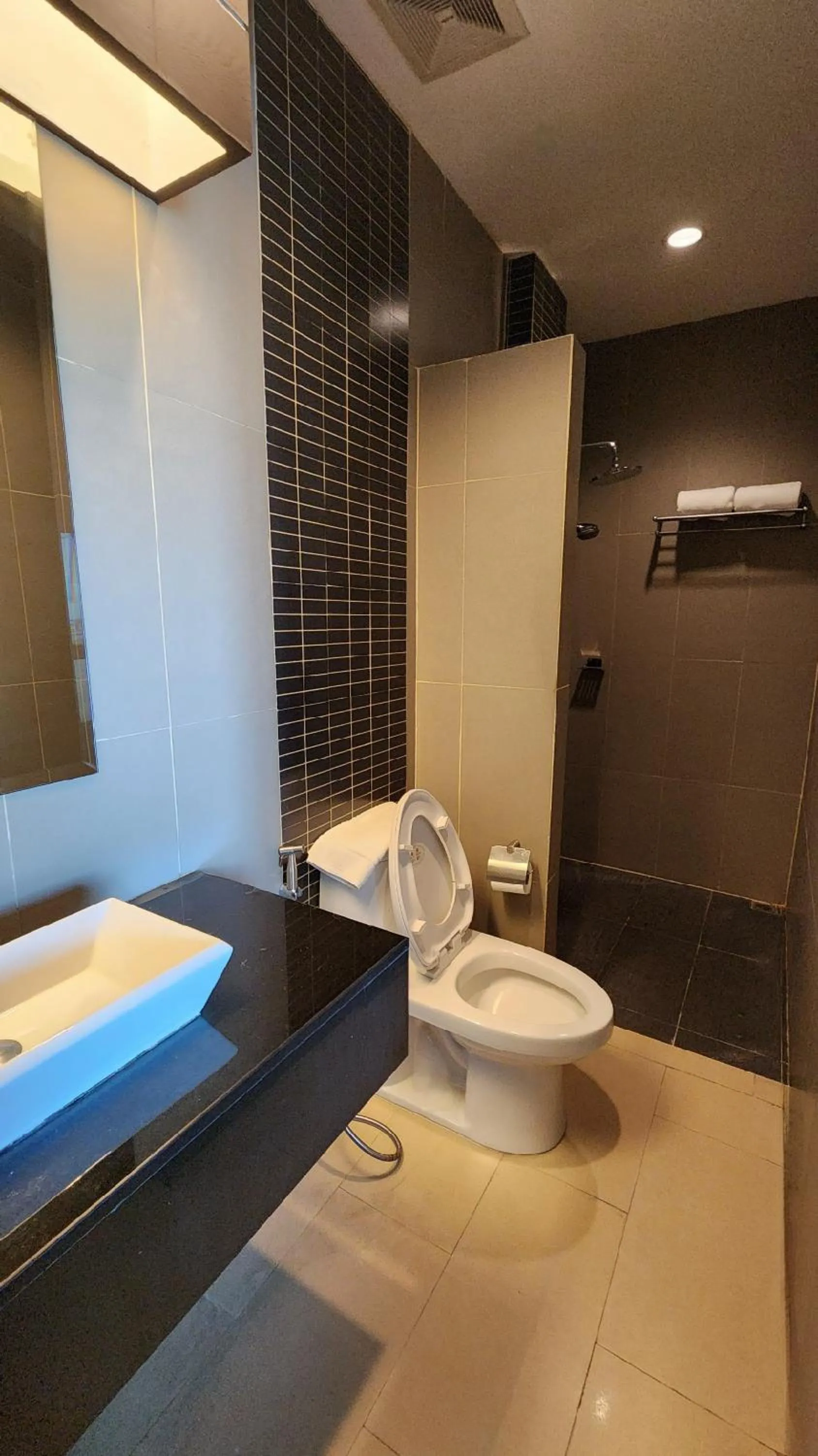 Shower in Sky dome resotel - โรงแรมสกายโดม รีโซเทล
