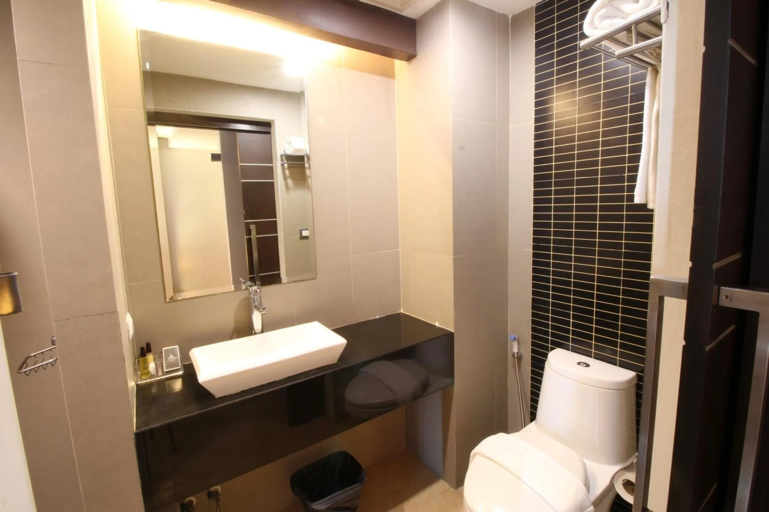 Toilet in Sky dome resotel - โรงแรมสกายโดม รีโซเทล