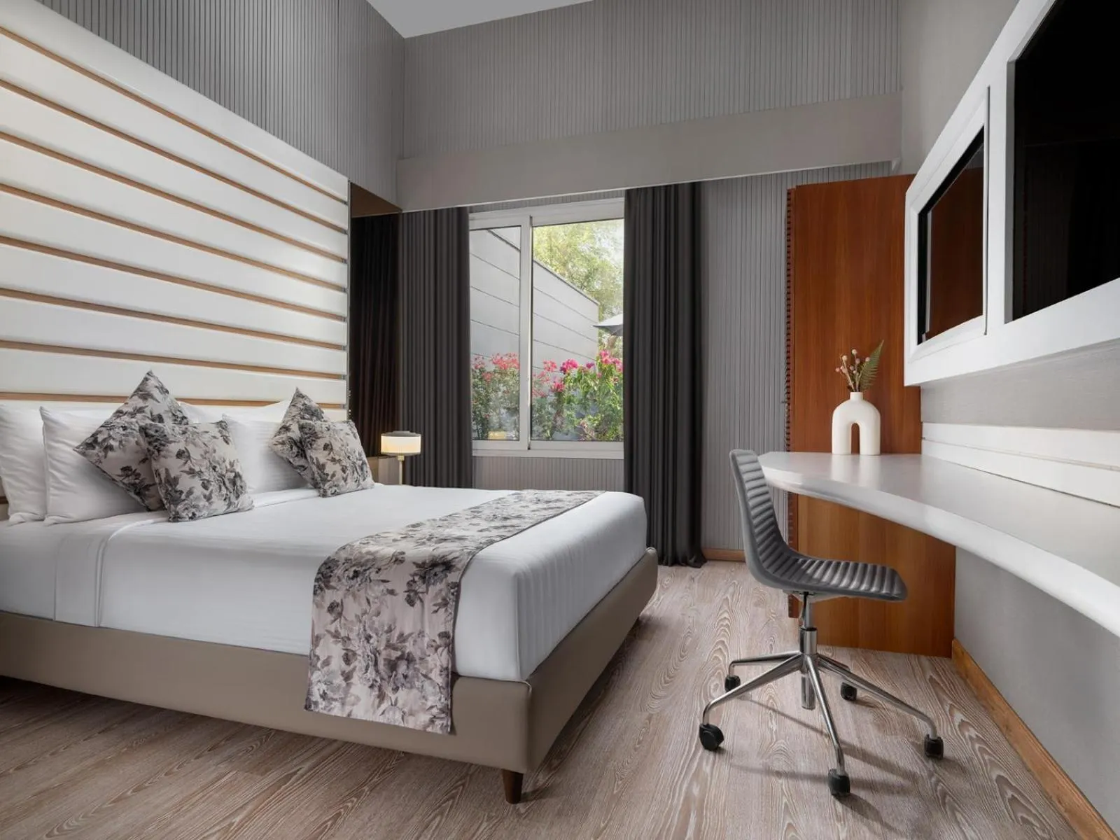 Bed in The Atara Near Golf Course Road