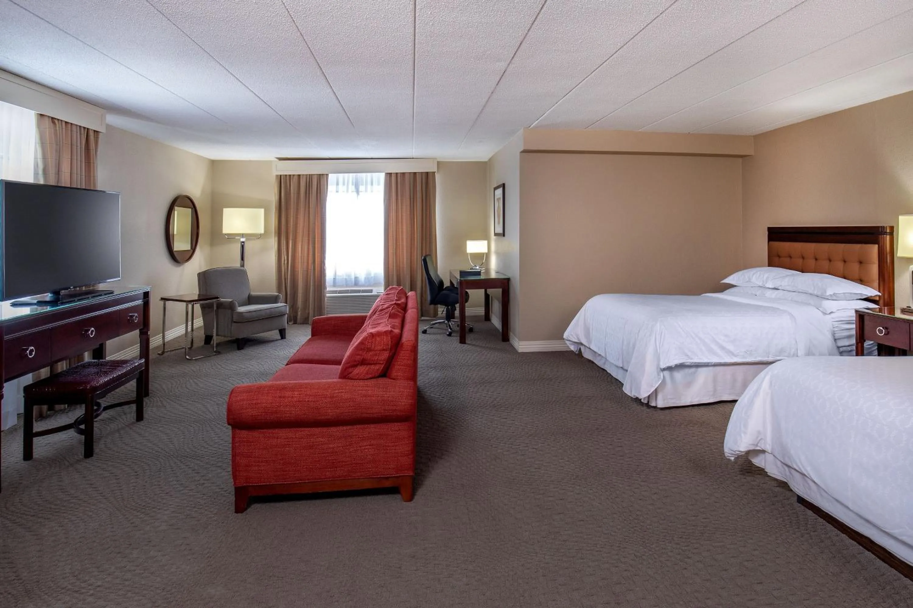Photo of the whole room, Bed in Sheraton Framingham Hotel & Conference Center
