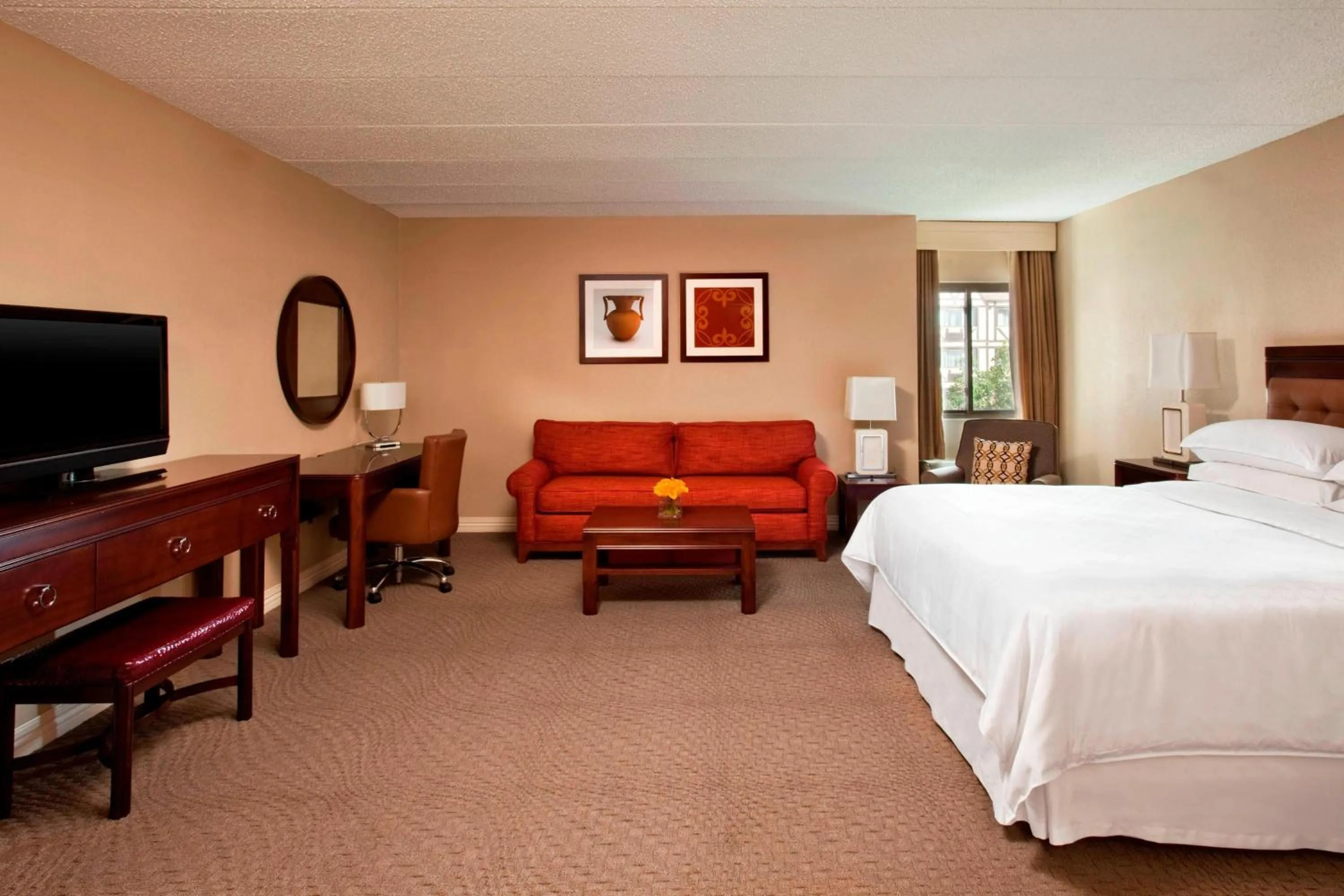 Photo of the whole room, Bed in Sheraton Framingham Hotel & Conference Center