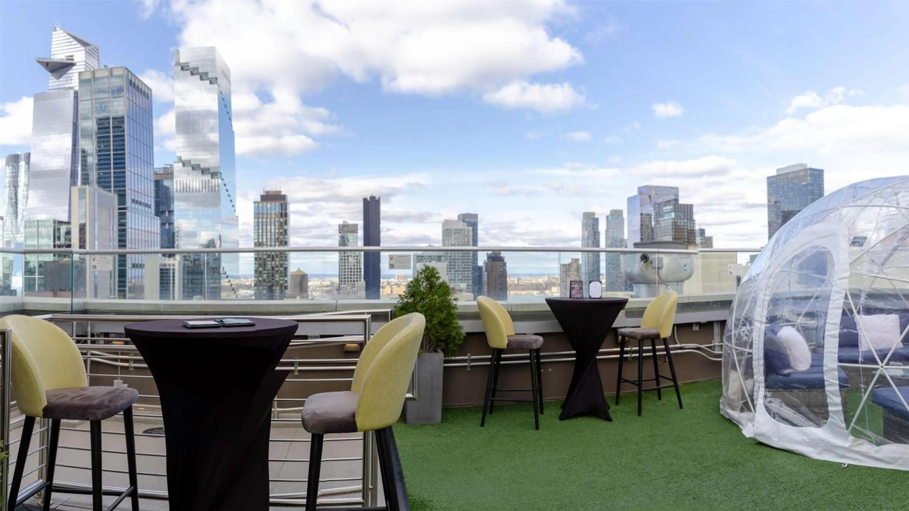 Lounge or bar in DoubleTree by Hilton New York Times Square South