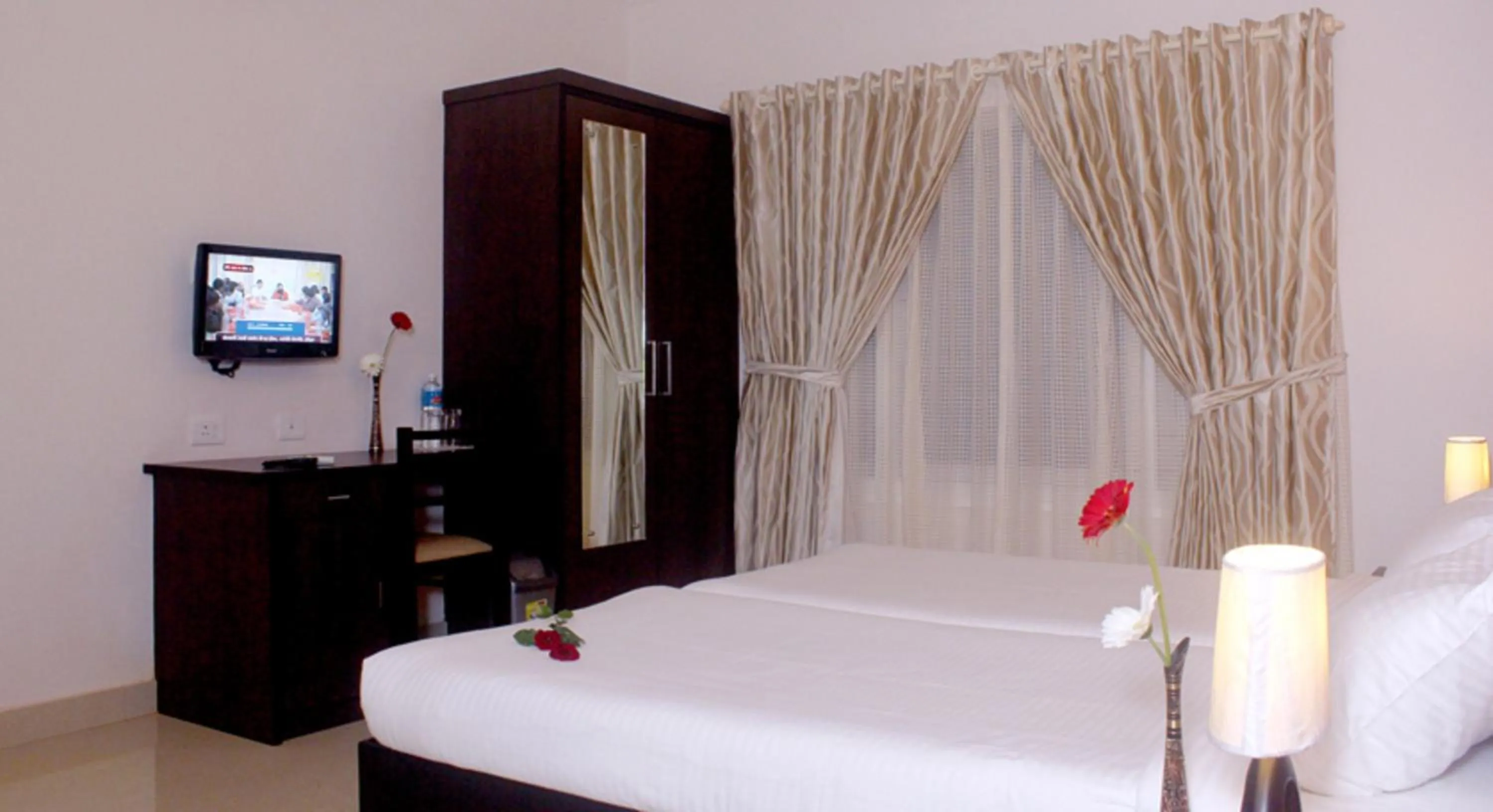 Photo of the whole room, Bed in Fort Abode