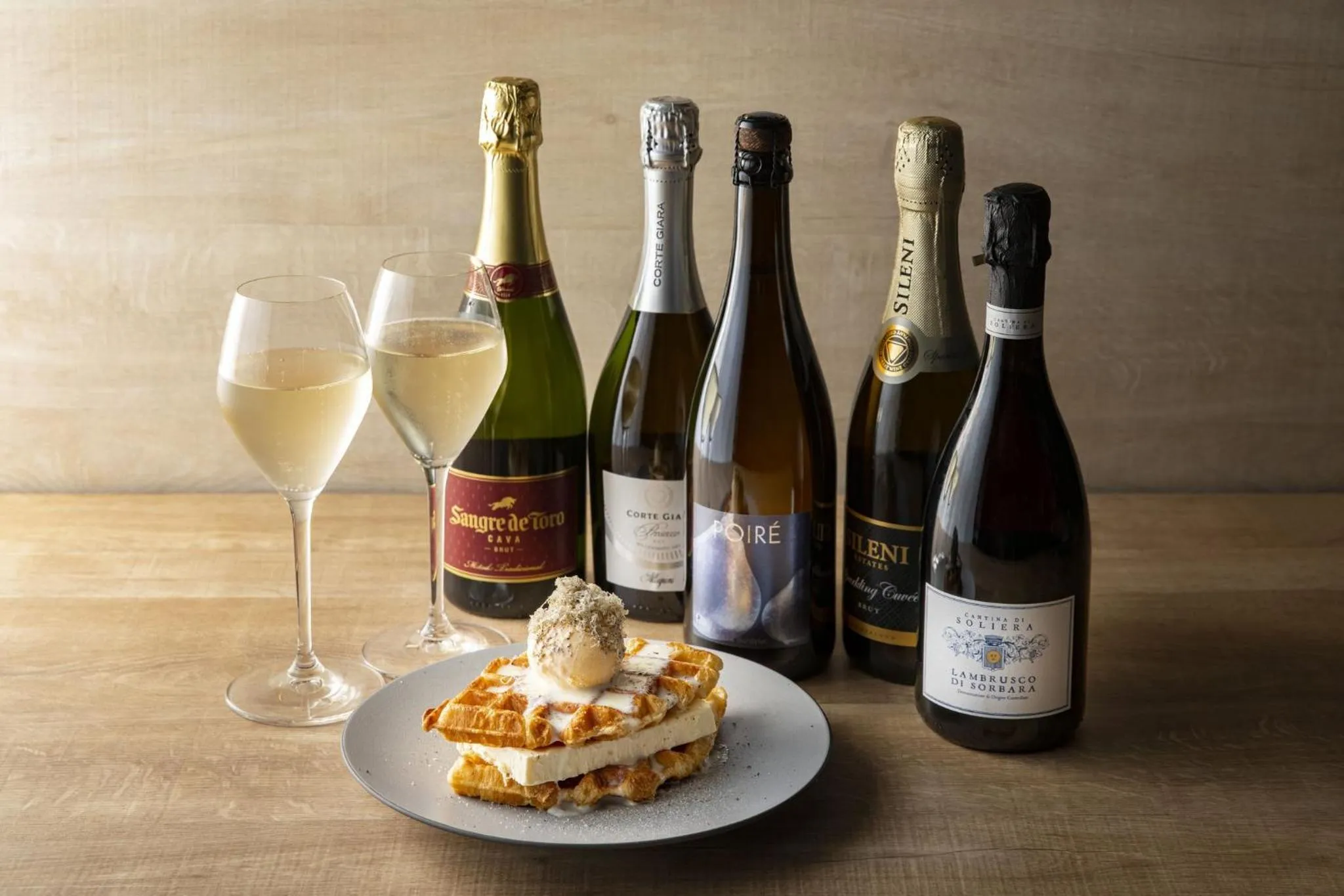 Lounge or bar in Kimpton Shinjuku Tokyo by IHG