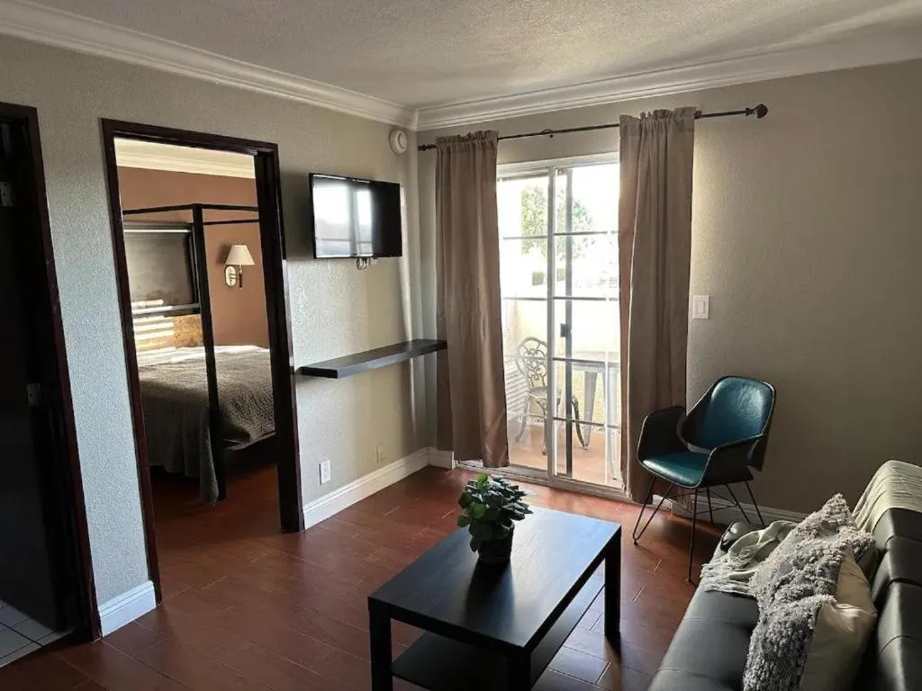 Living room, Bed in Cabana Inn & Suites