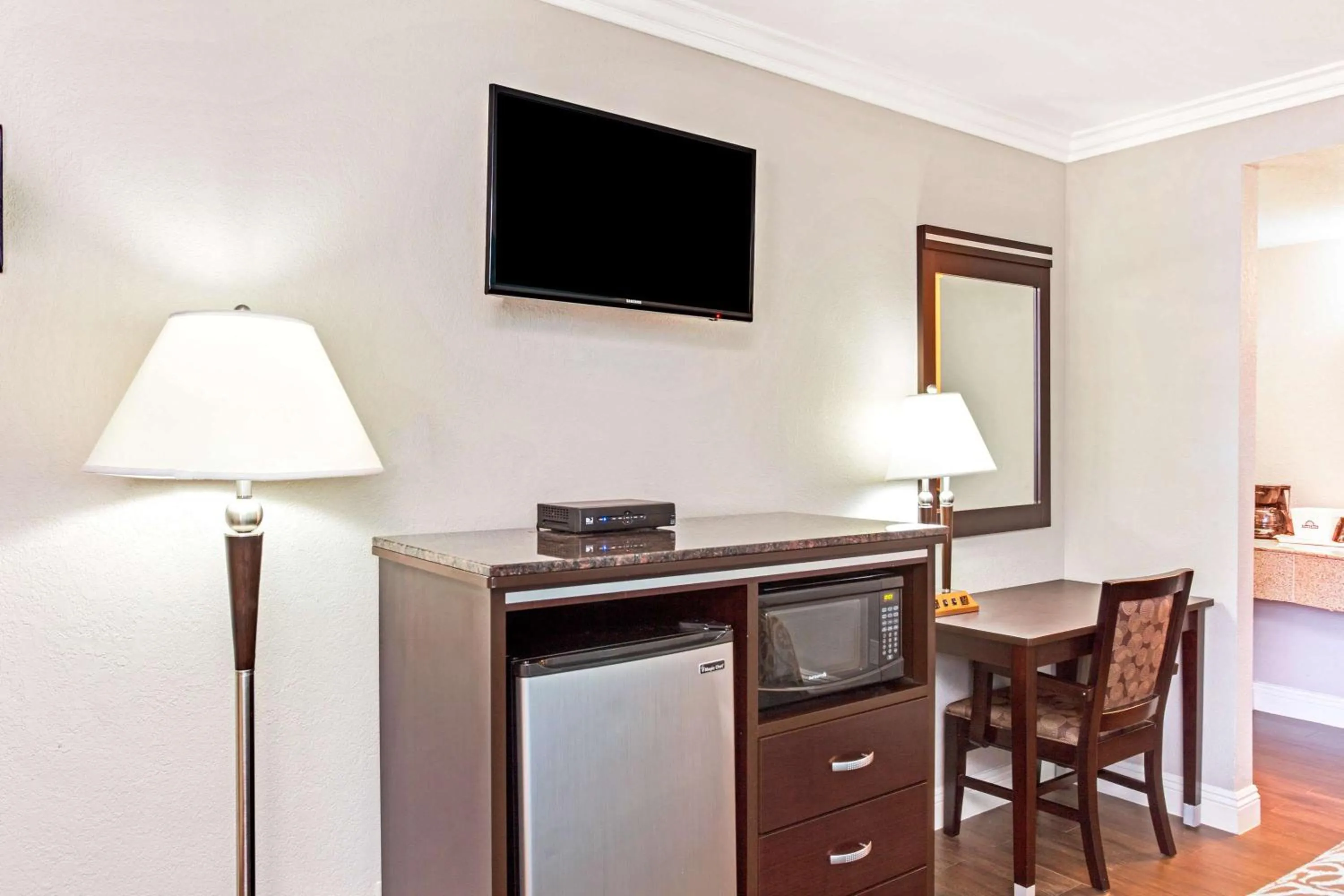 TV and multimedia in Cabana Inn & Suites