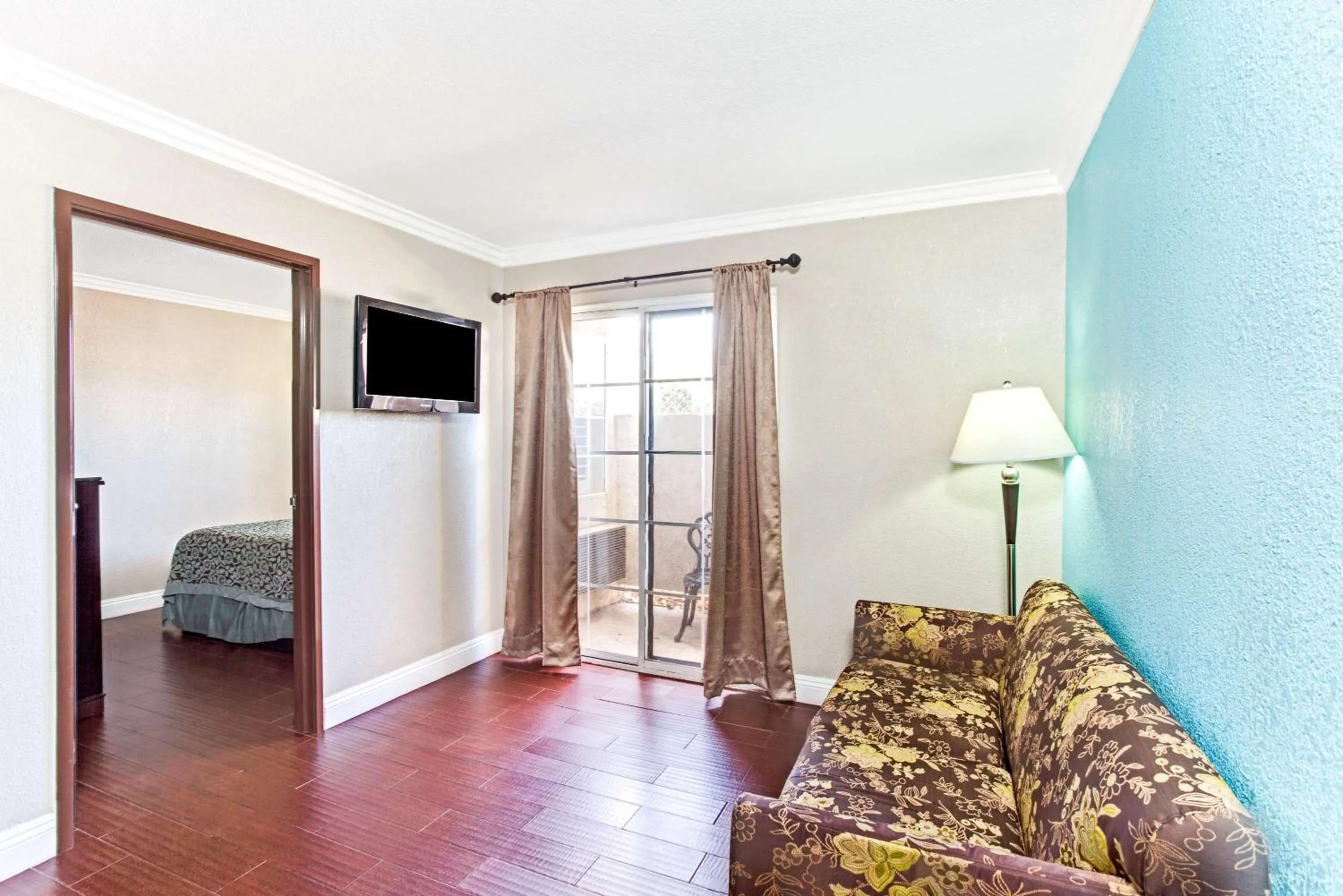 Living room, Bed in Cabana Inn & Suites