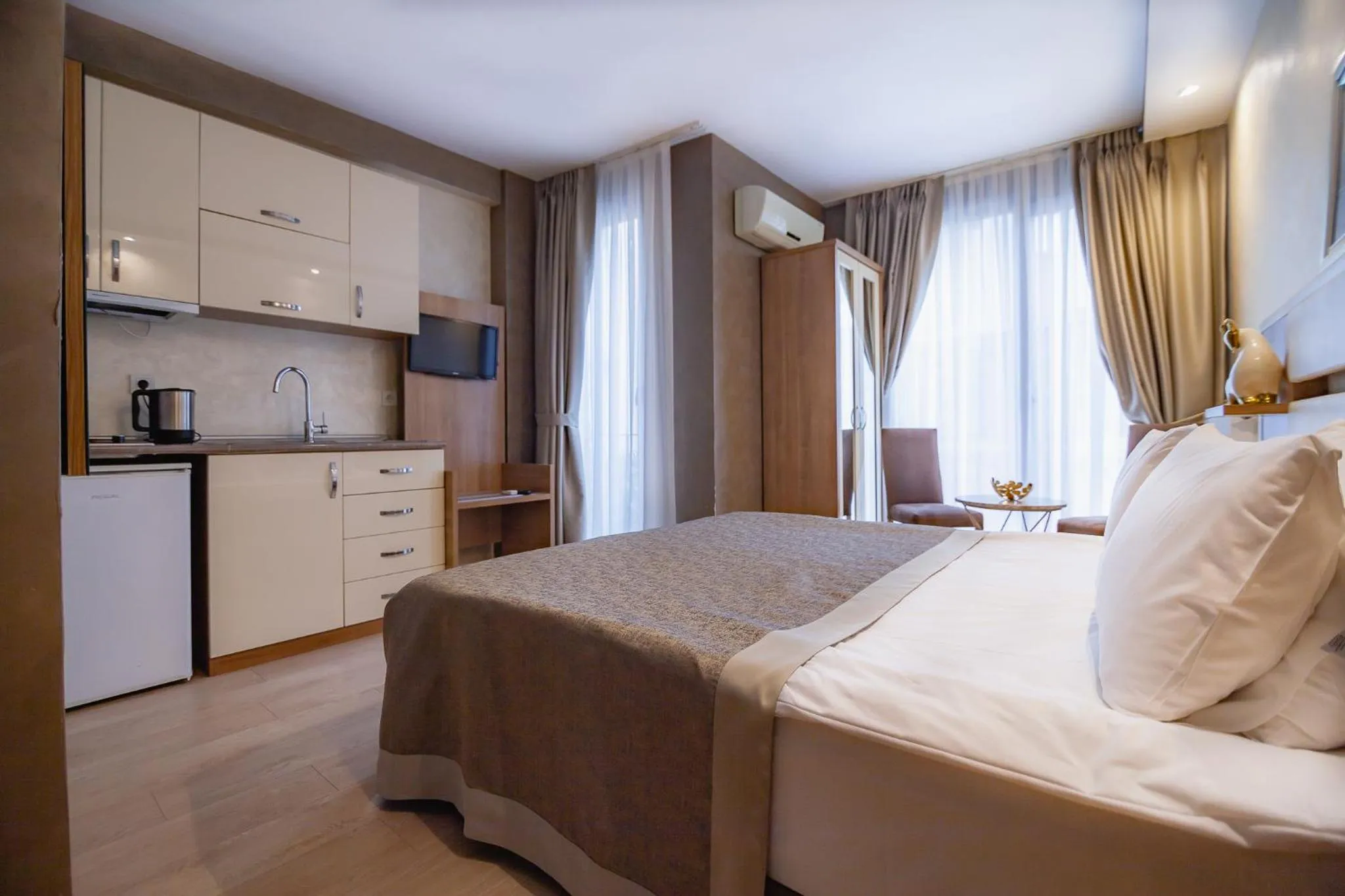 Photo of the whole room, Bed in Kavalalı Suites