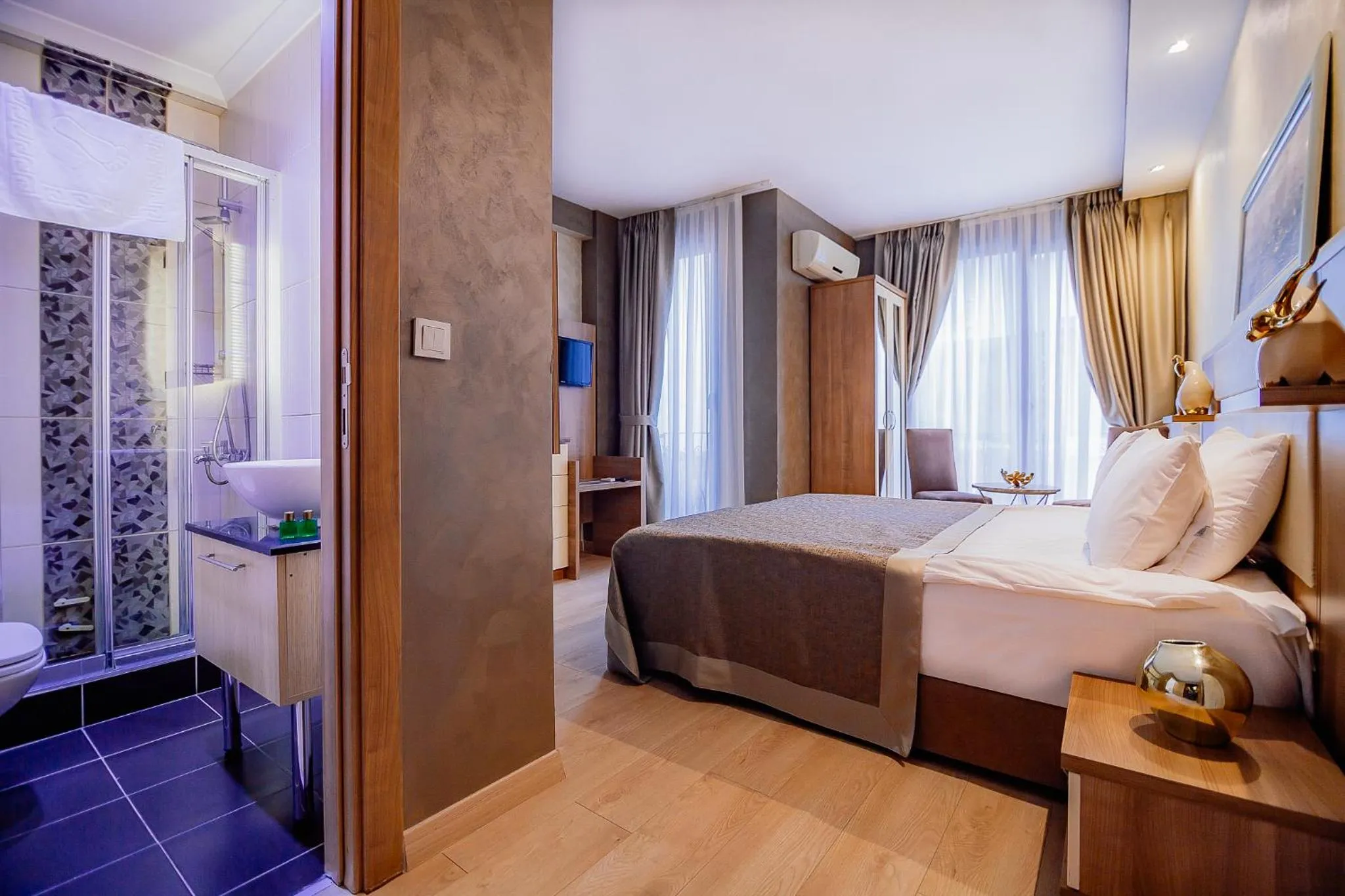 Photo of the whole room, Bed in Kavalalı Suites