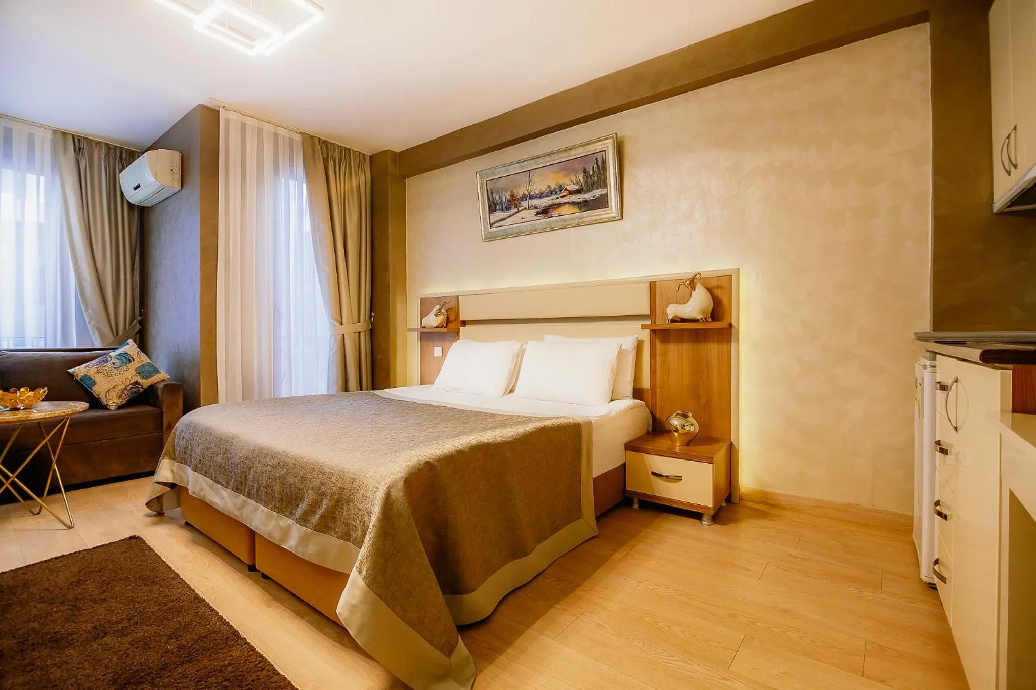 Photo of the whole room, Bed in Kavalalı Suites