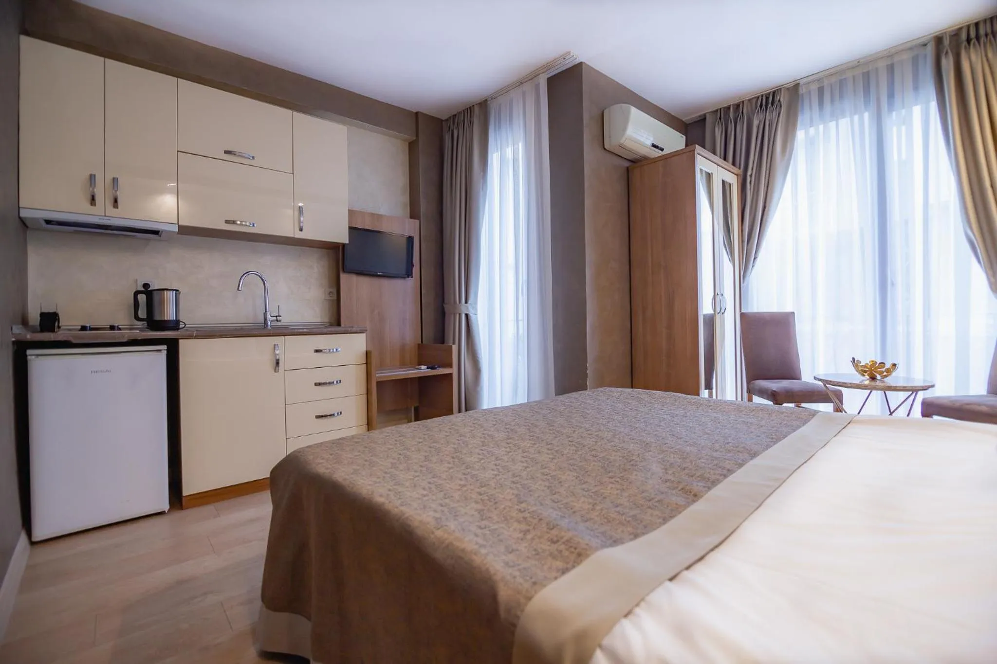 Photo of the whole room, Bed in Kavalalı Suites