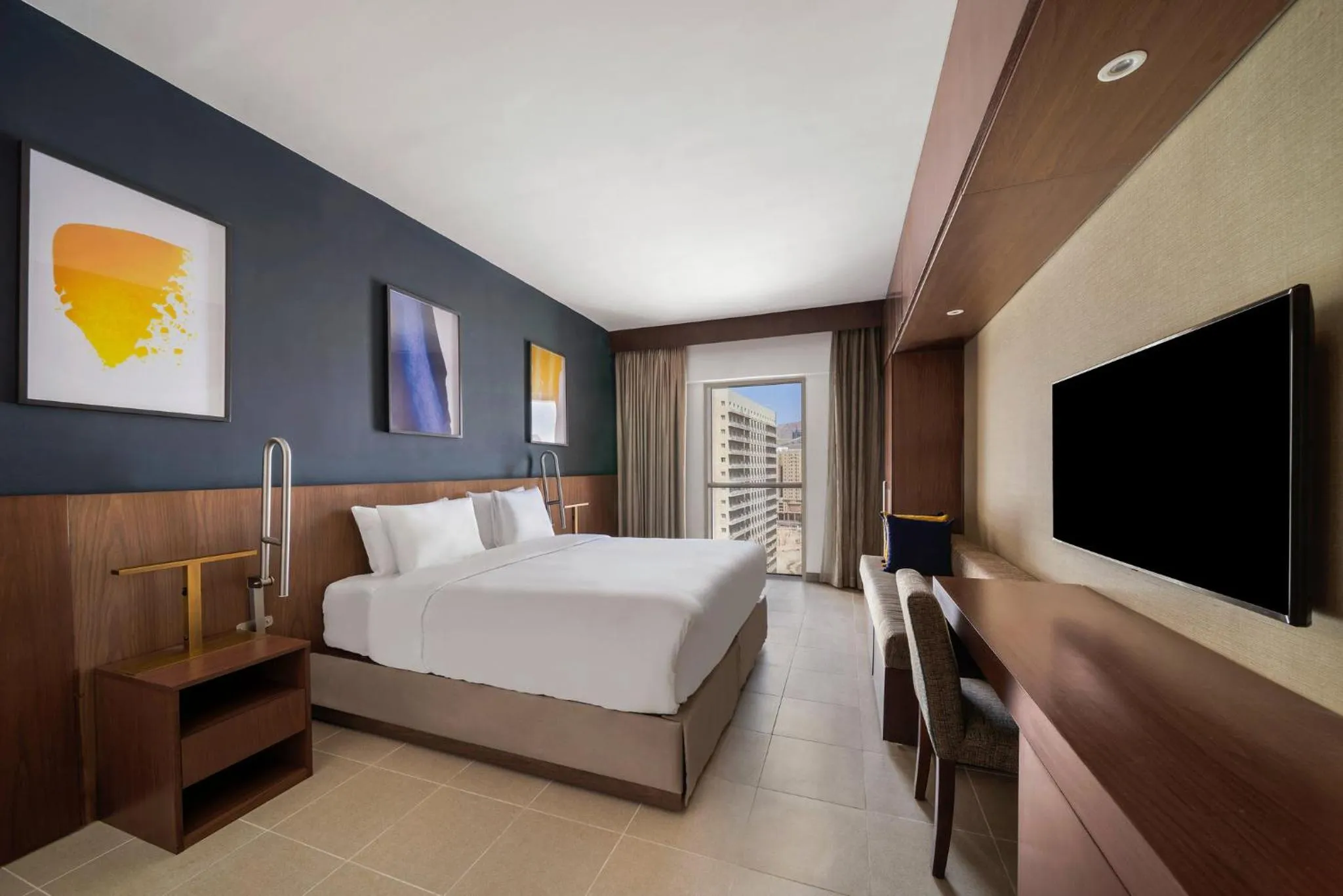 Photo of the whole room, Bed in voco Makkah an IHG Hotel