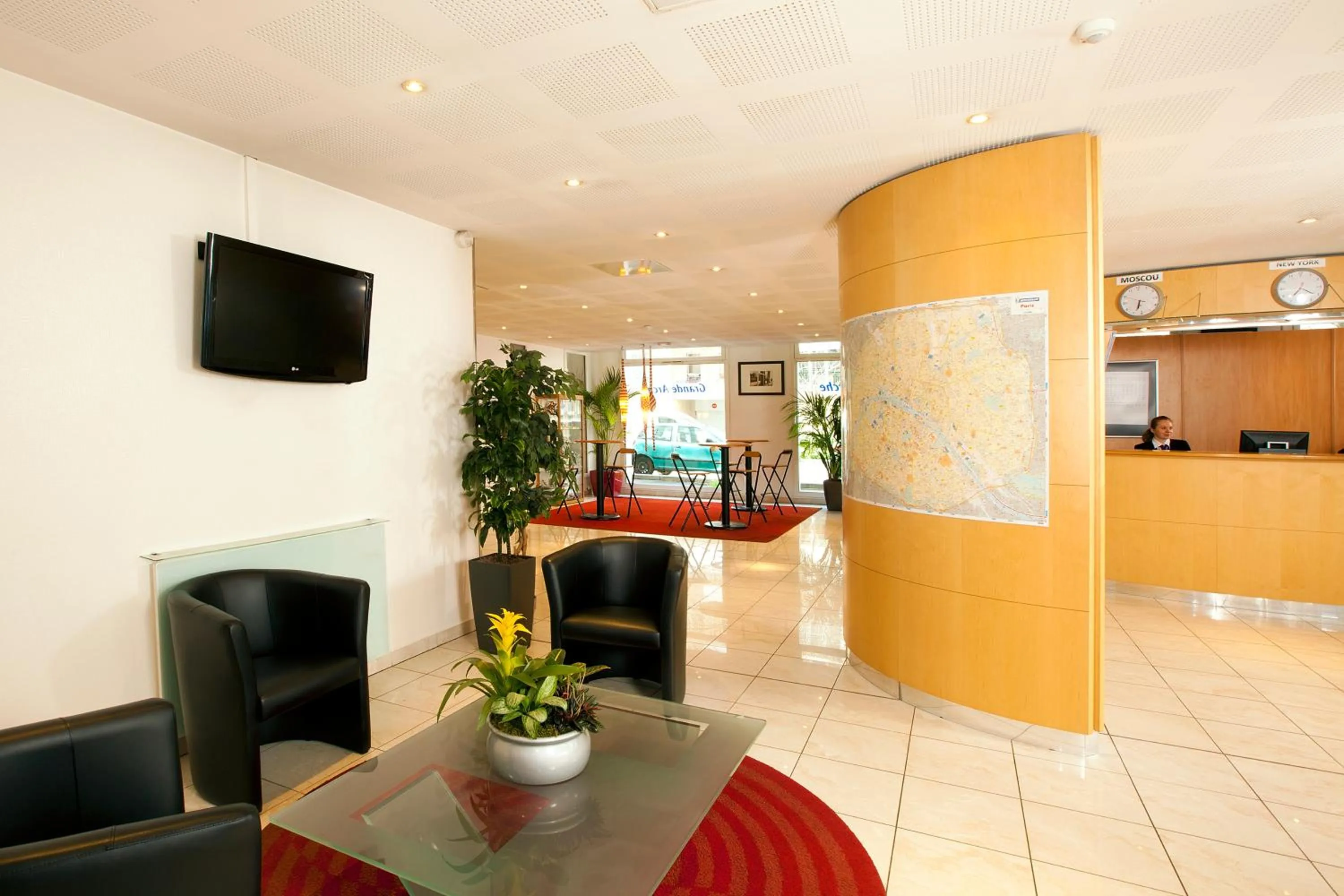 Lobby or reception in Séjours & Affaires Courbevoie Grande Arche