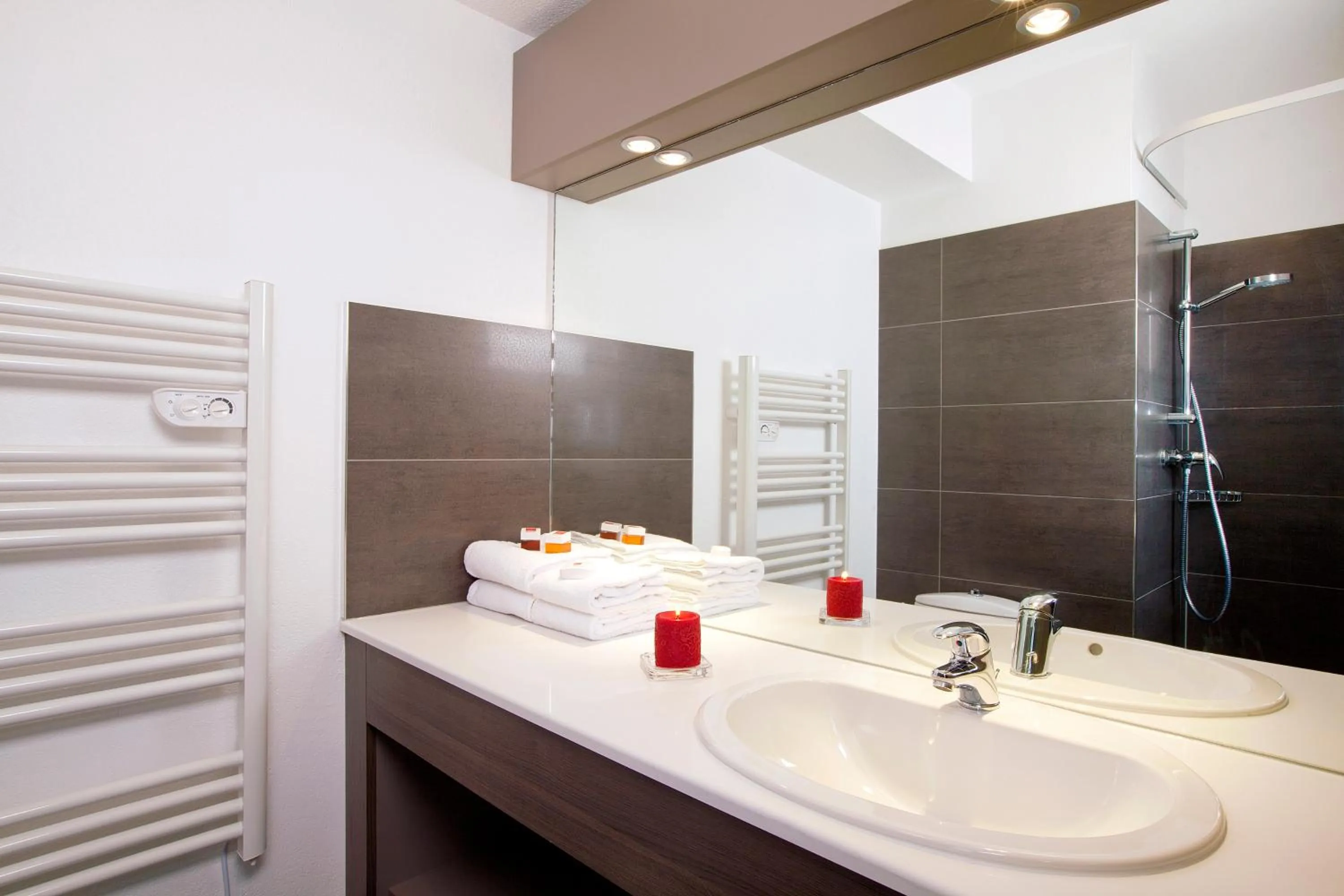 Bathroom in Séjours & Affaires Courbevoie Grande Arche