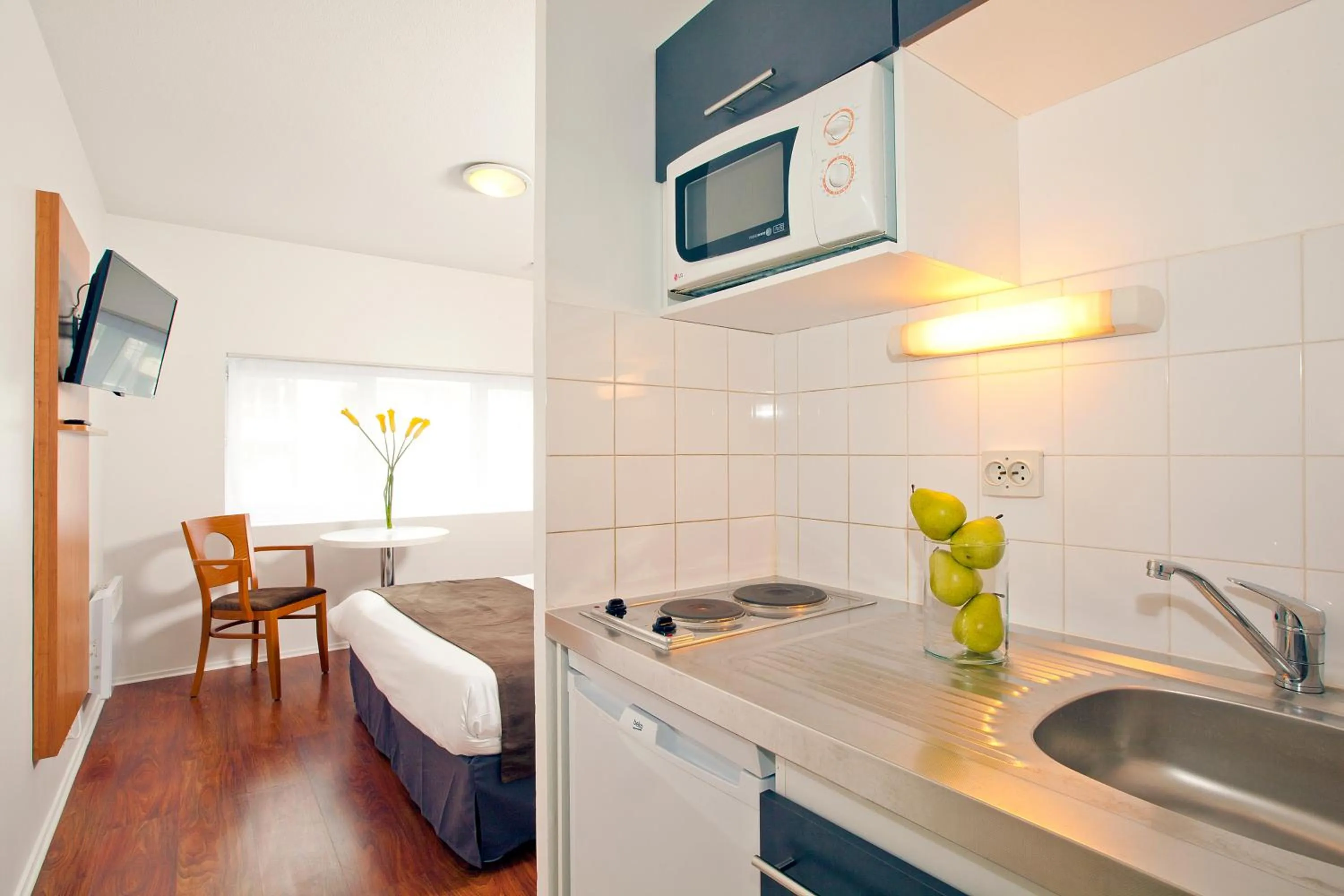 Living room, Bed in Séjours & Affaires Courbevoie Grande Arche