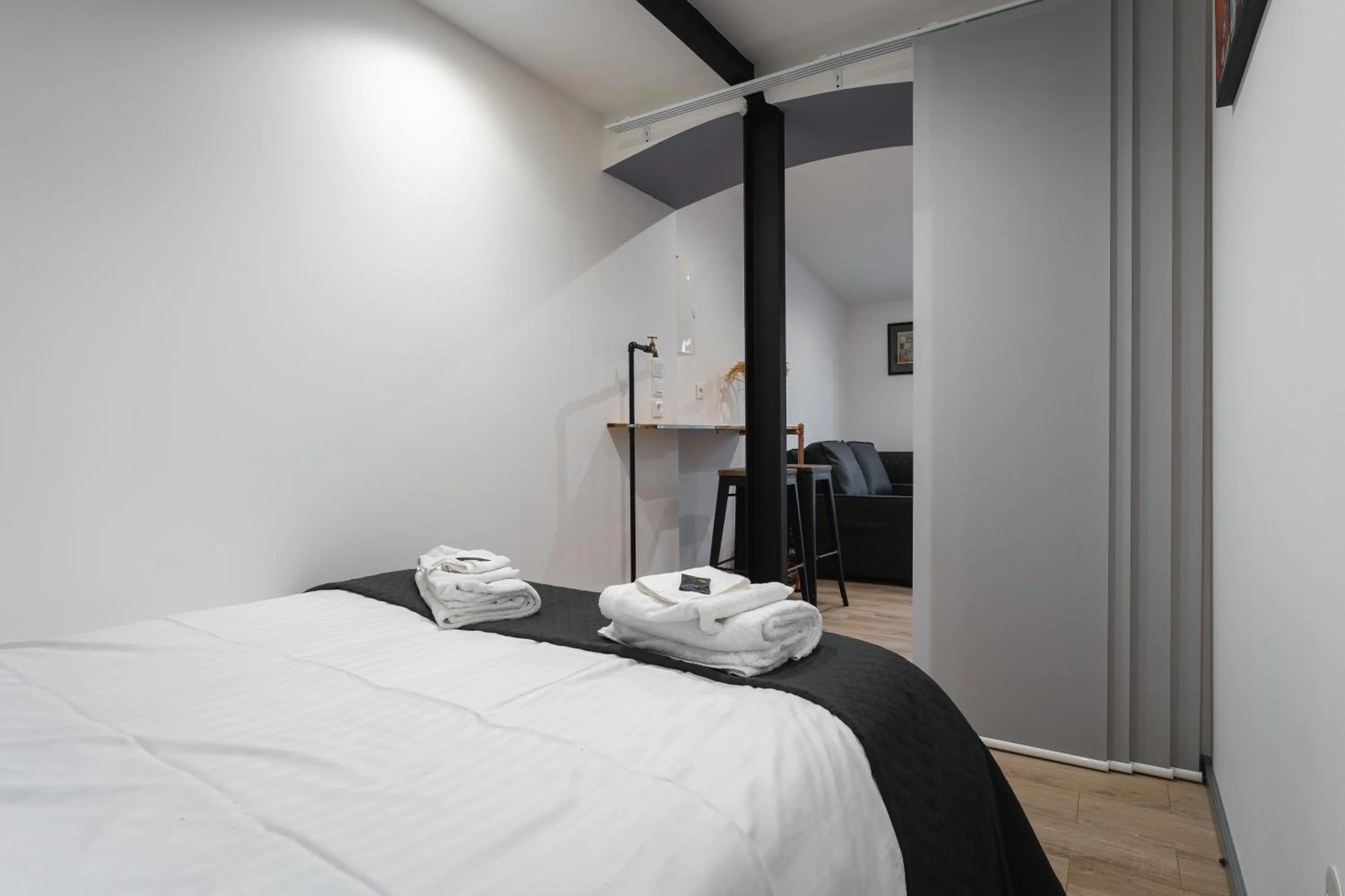 Bedroom, Bed in La Dimiere - Le Postel - Appartements de standing en hyper-centre - Louviers