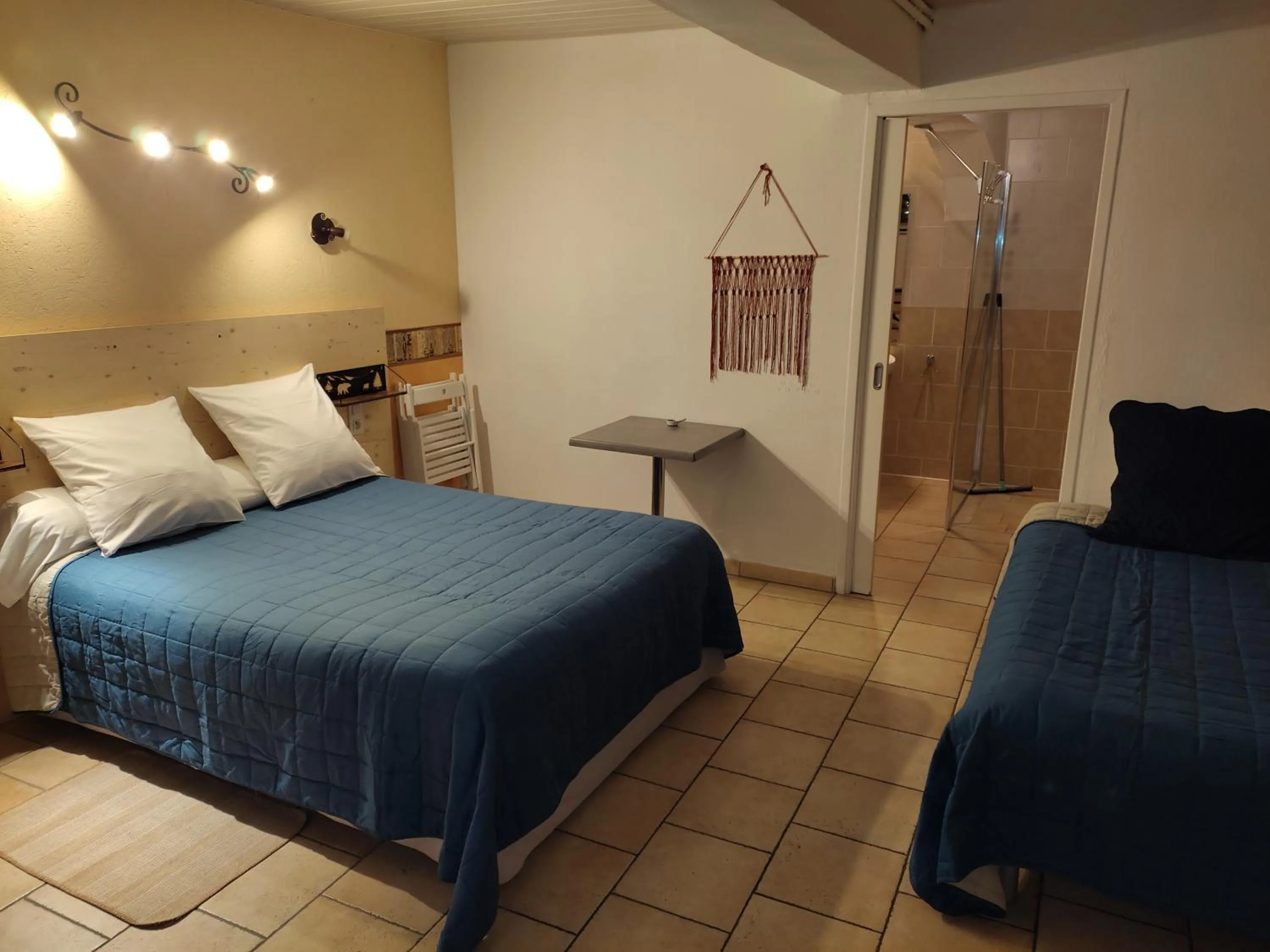 Bed in Hôtel Confort 09 ou HC-09