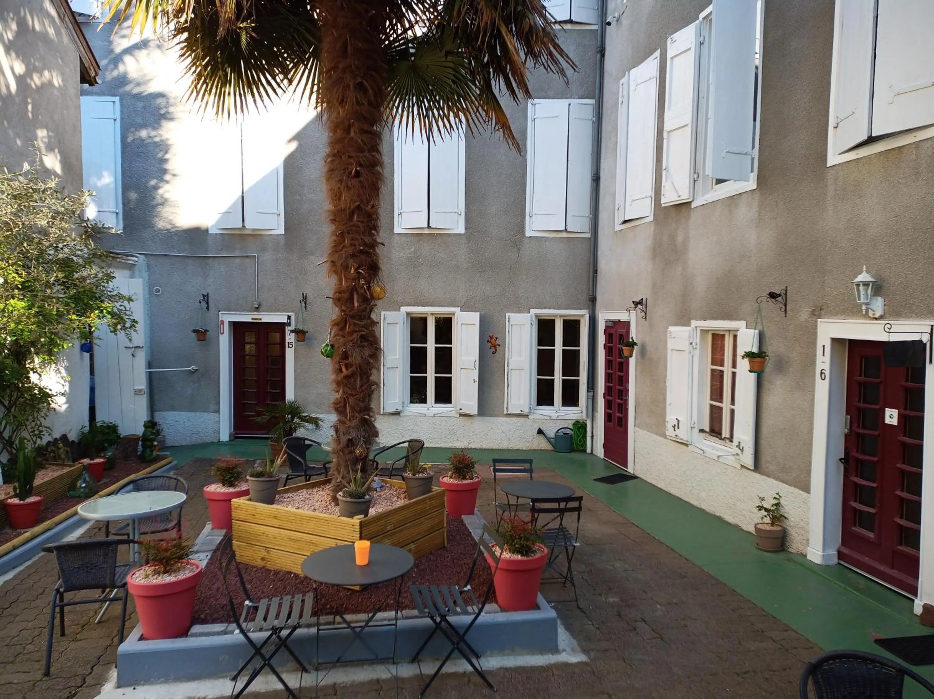 Patio in Hôtel Confort 09 ou HC-09