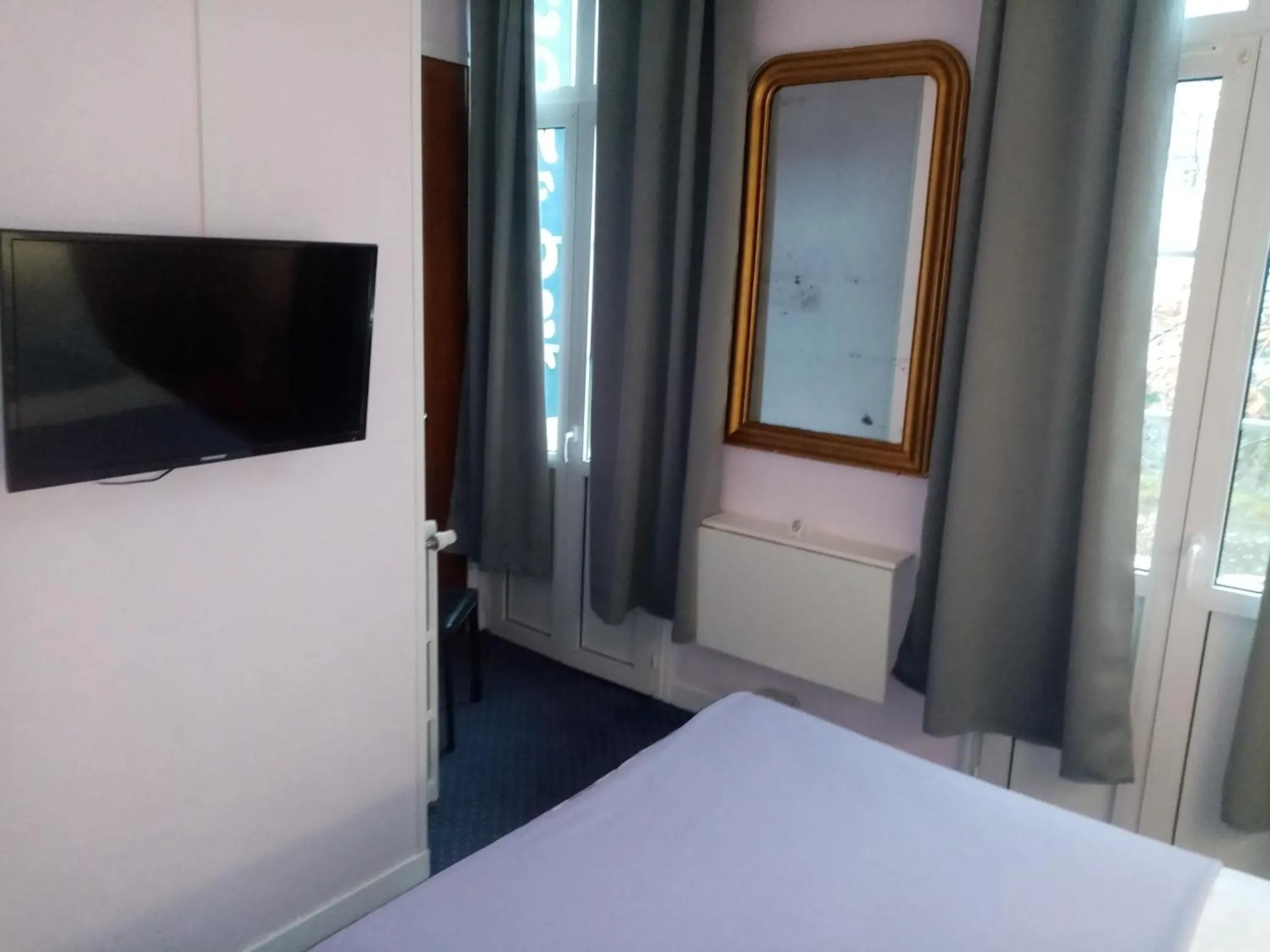 Bedroom, Bed in Hôtel Confort 09 ou HC-09